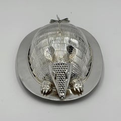Mantequera de Emilia Castillo con forma de armadillo, de plata chapada con malaquita, de Taxco, México