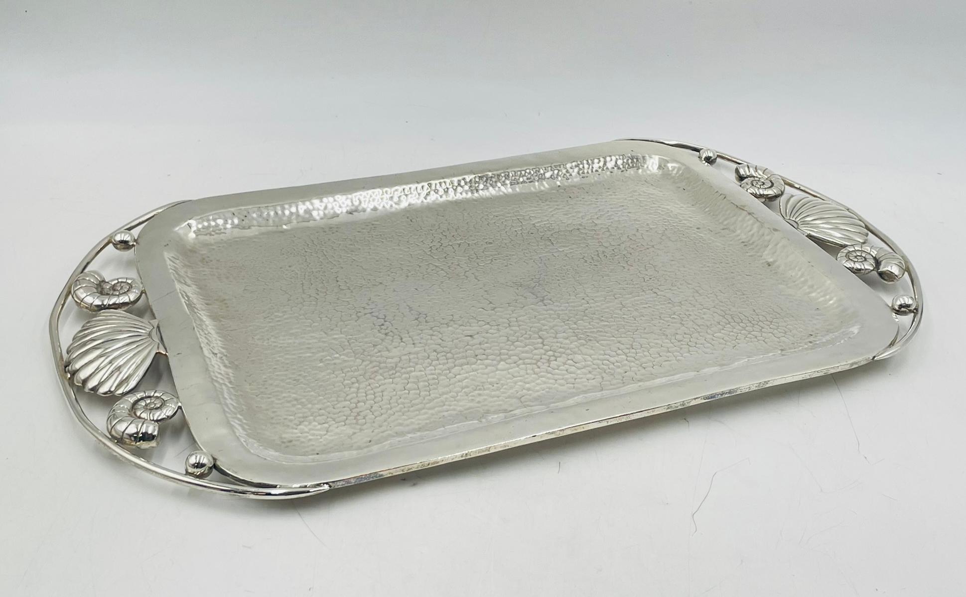 Llamativa bandeja rectangular bañada en plata diseñada por Emilia Castillo, que forma parte de su célebre serie 