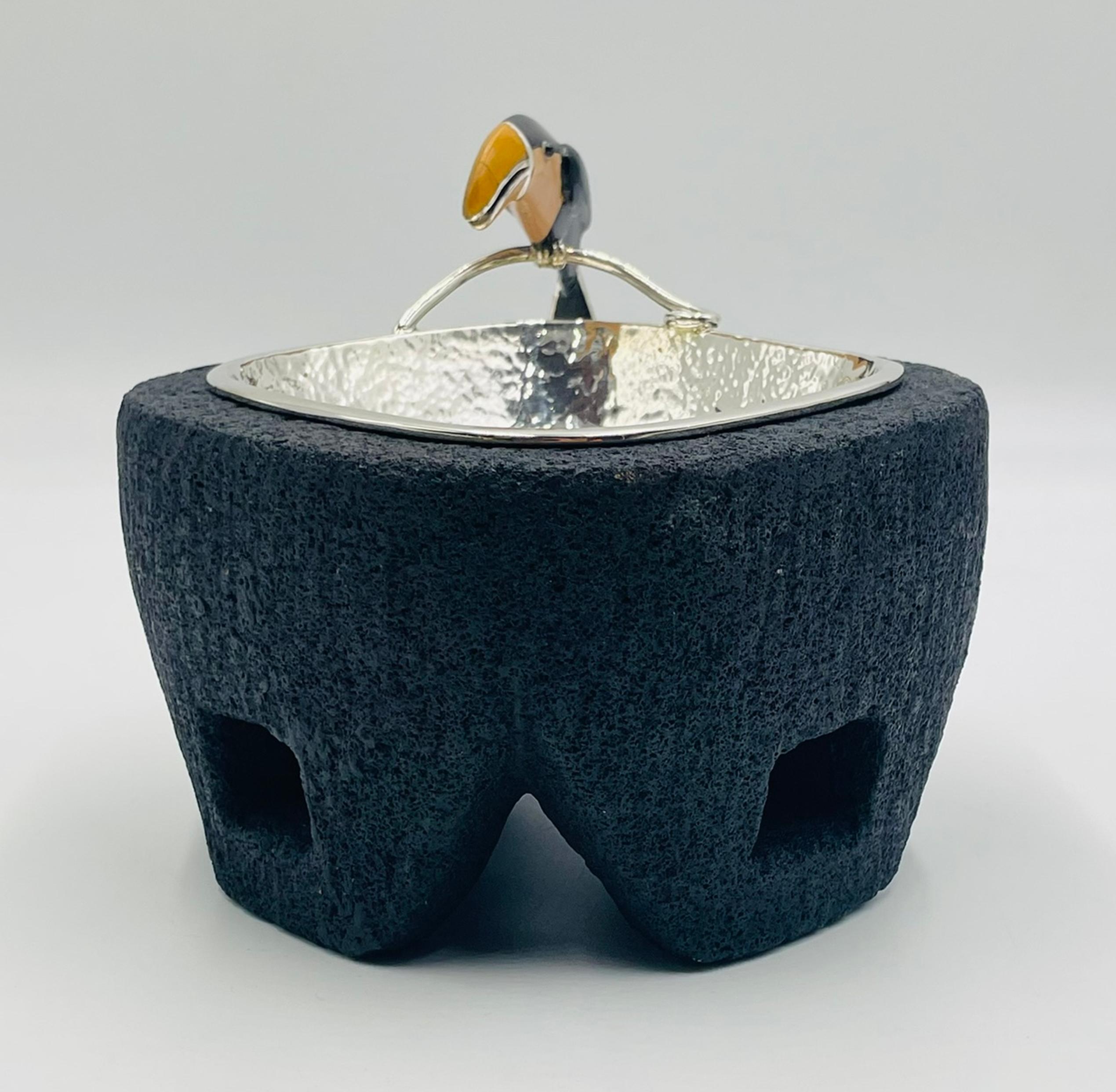 Fatto a mano Molcajete/ciotola in argento di Emilia Castillo con tucano, Messico, anni '80 in vendita