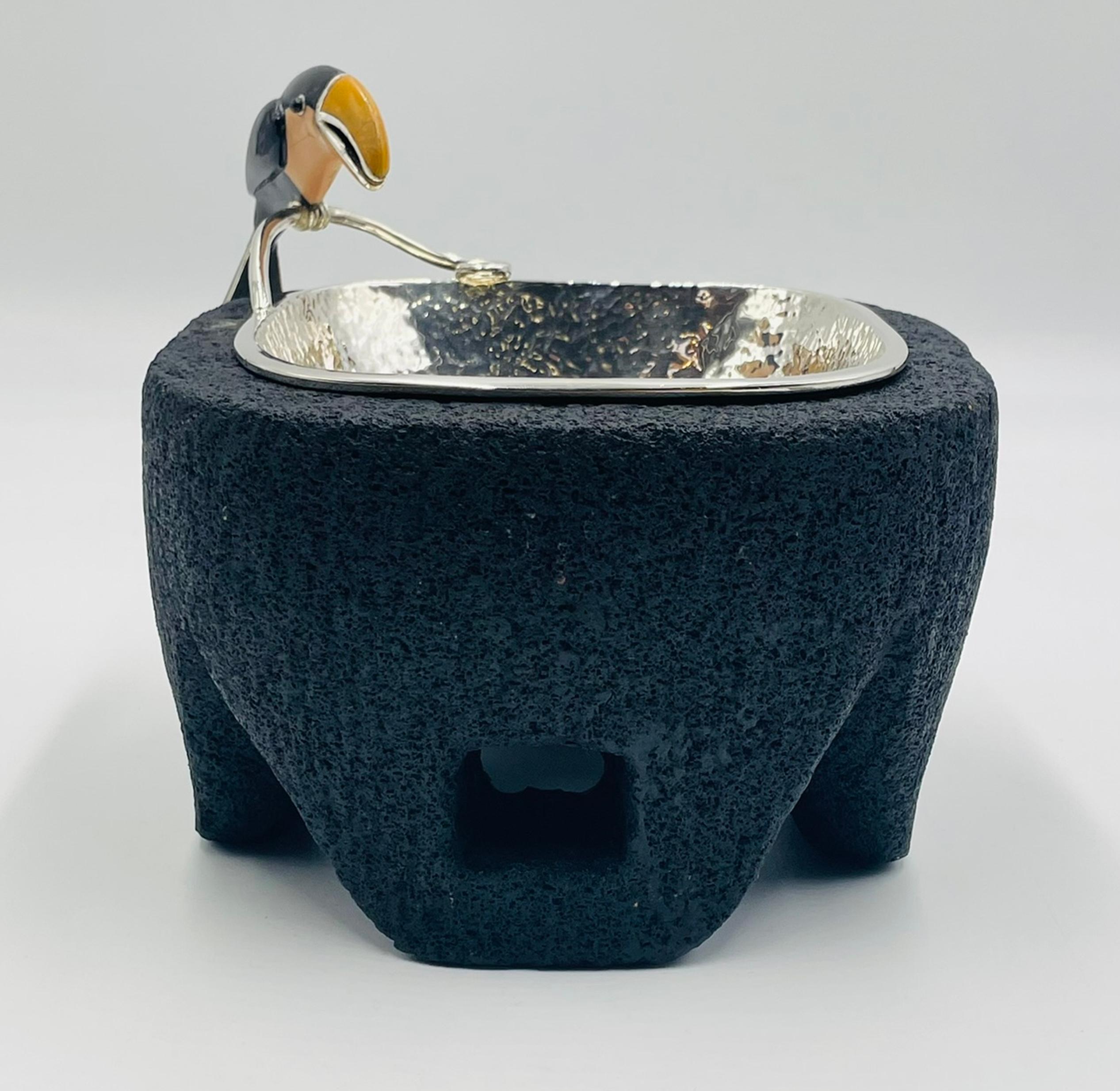 Fine XX secolo Molcajete/ciotola in argento di Emilia Castillo con tucano, Messico, anni '80 in vendita