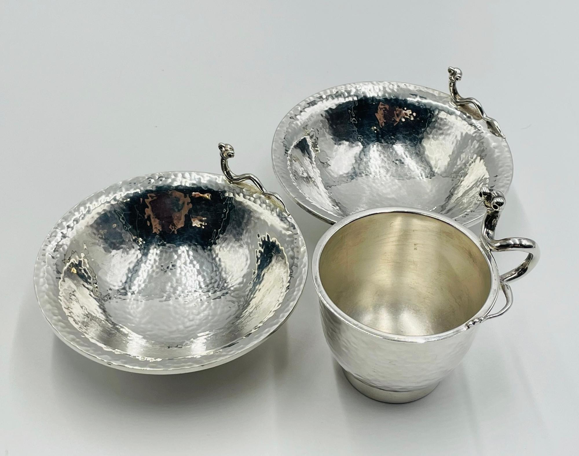 Emilia Castillo Versilbertes Schalen- und Tassenset mit skulpturalen Schneckengriffen (Moderne) im Angebot