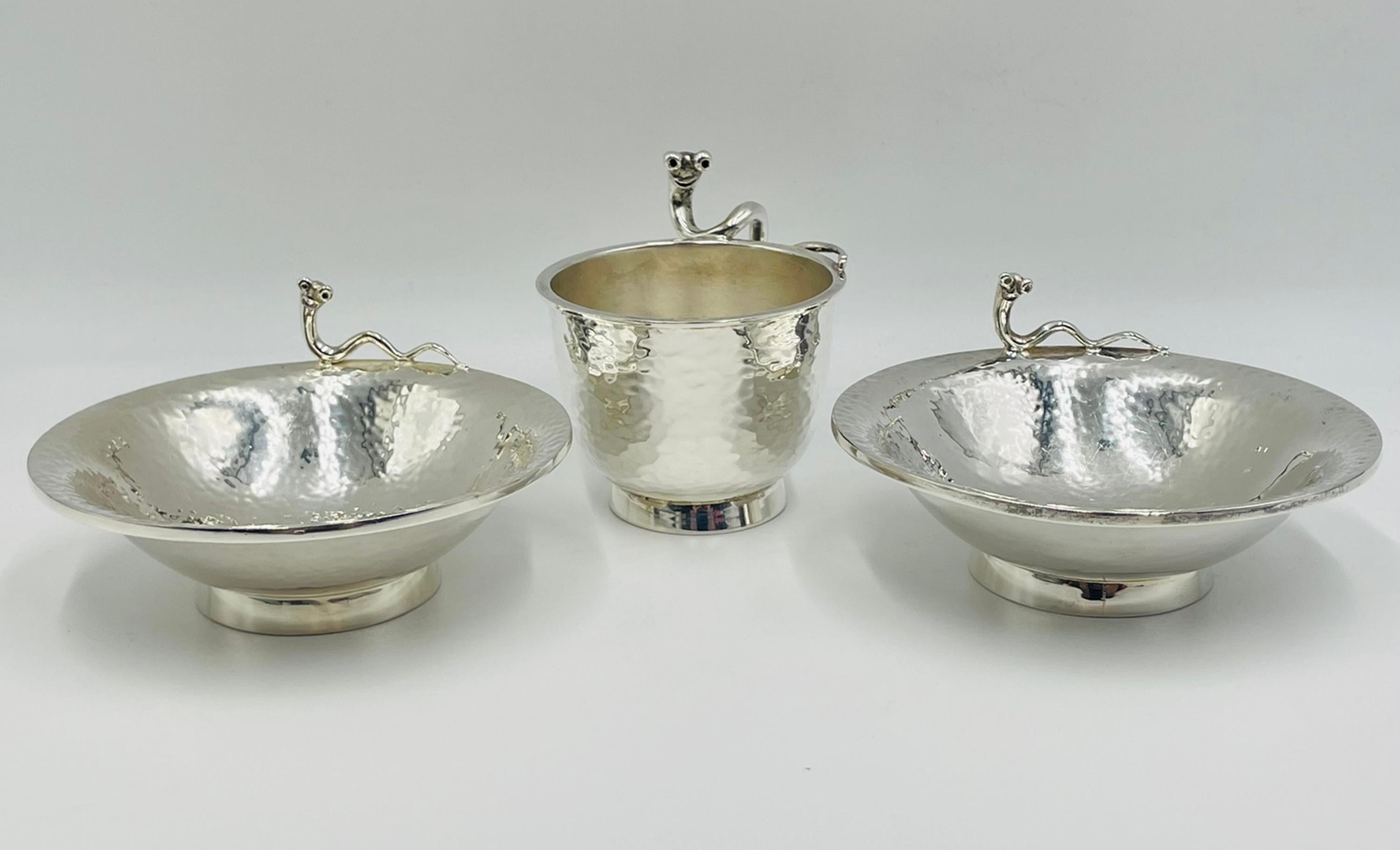 Emilia Castillo Versilbertes Schalen- und Tassenset mit skulpturalen Schneckengriffen (Handgefertigt) im Angebot