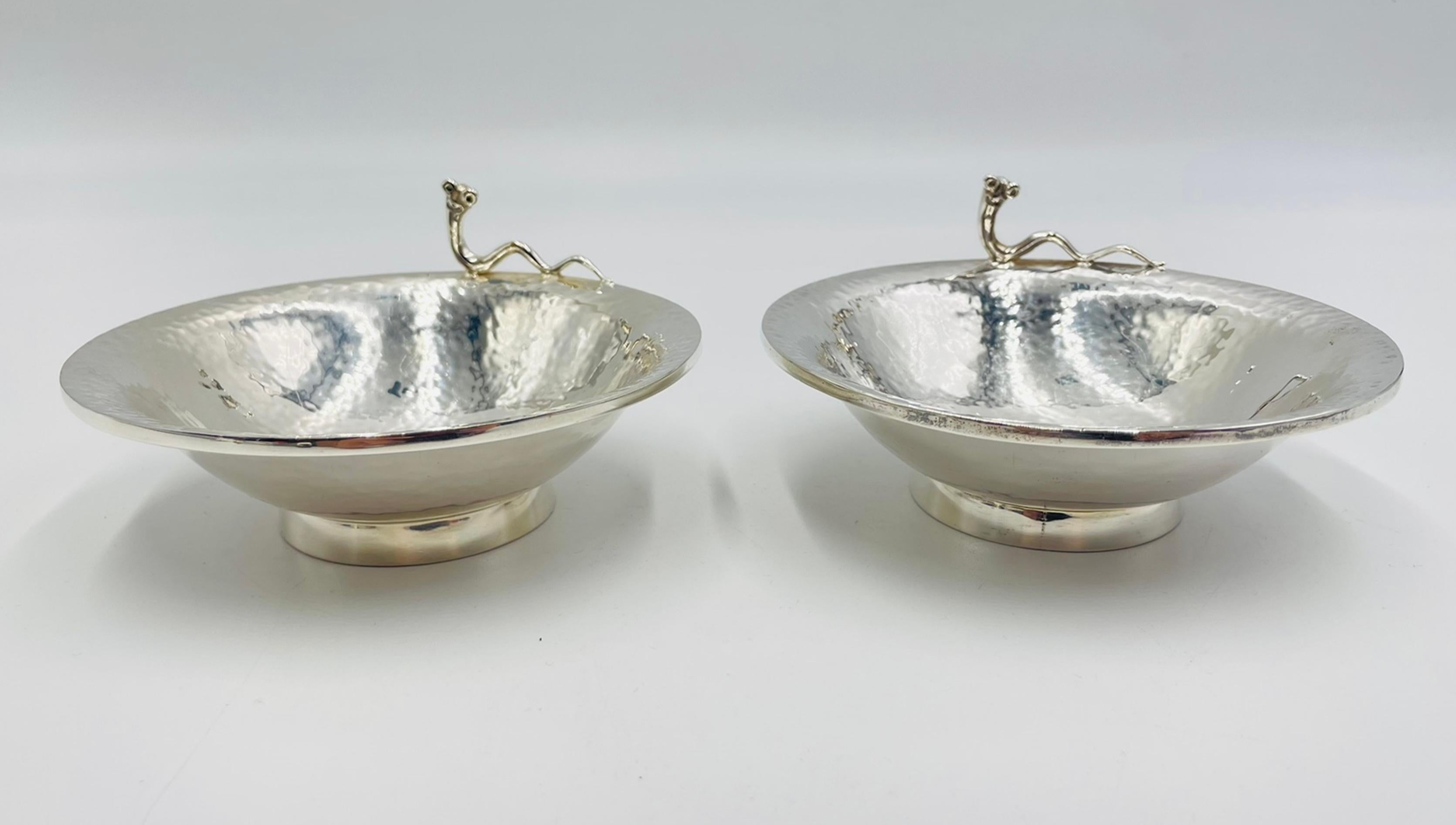 Emilia Castillo Versilbertes Schalen- und Tassenset mit skulpturalen Schneckengriffen (Ende des 20. Jahrhunderts) im Angebot