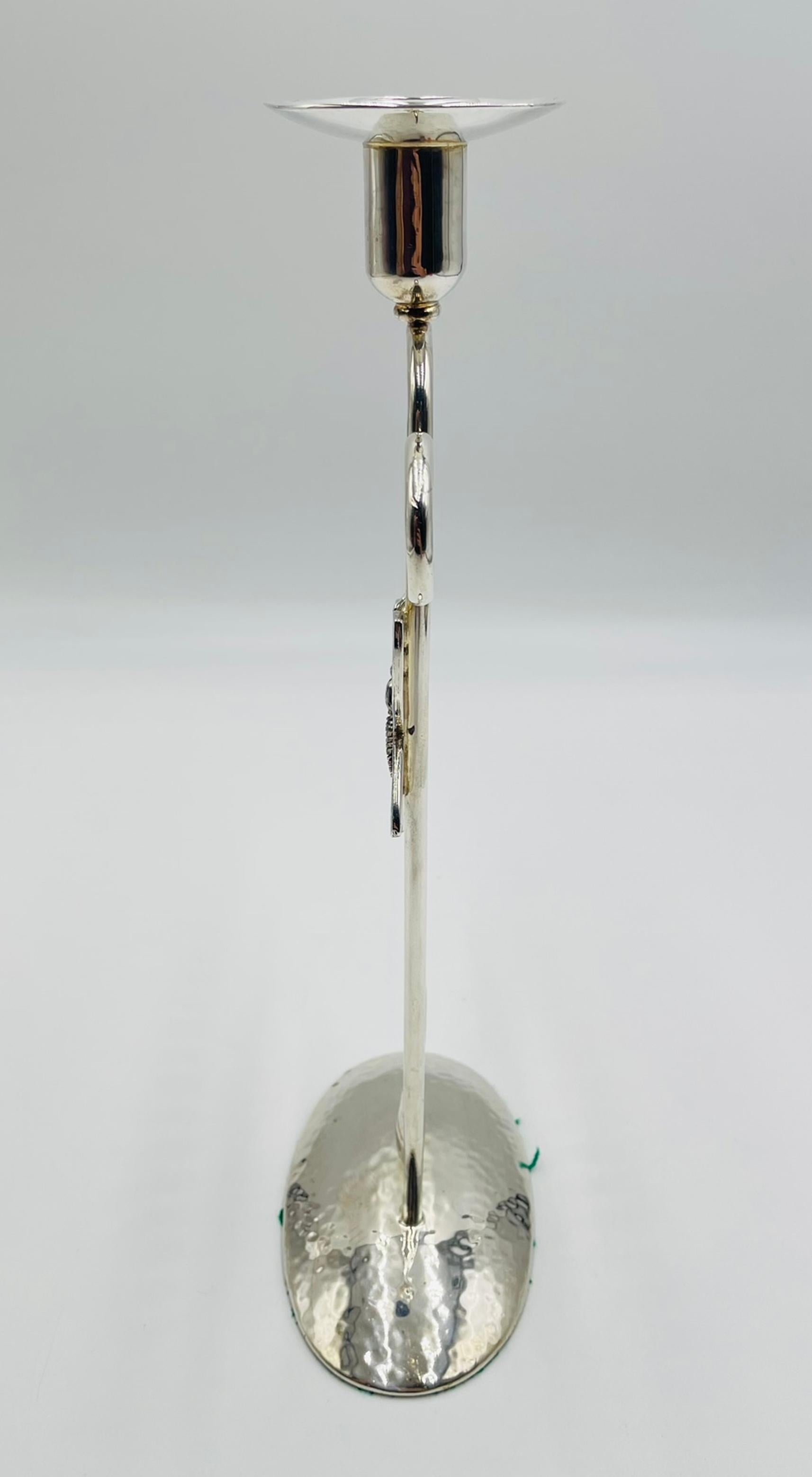 Un affascinante portacandele in argento placcato da collezione, progettato e realizzato a mano a Taxco, in Messico, dall'acclamata artista Emilia Castillo, celebre per le sue forme stravaganti, i vibranti intarsi in pietra e la continuazione della