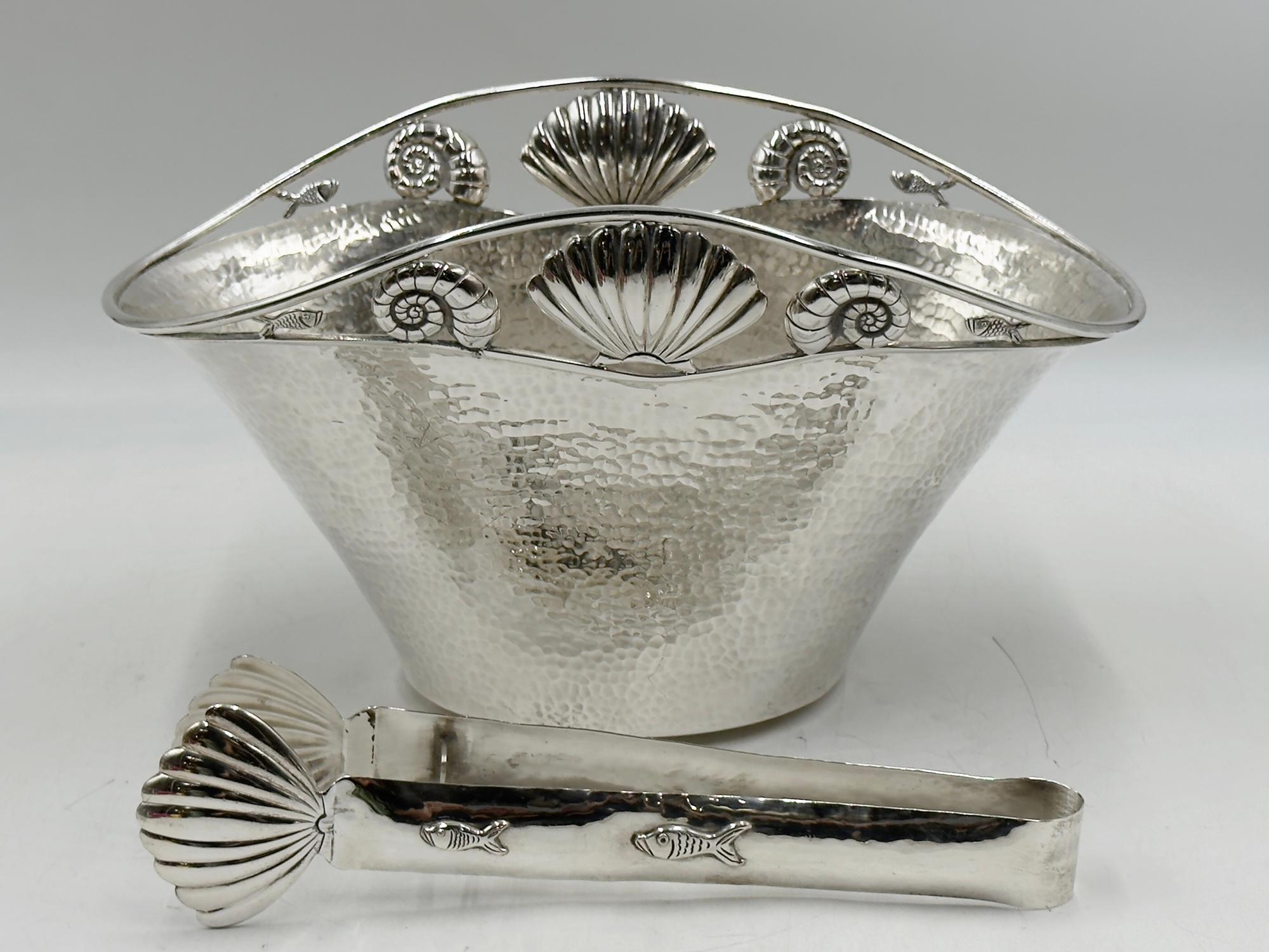 Moderne Seau à glace et pince en métal argenté avec motif de coquillage, Mexique, Emilia Castillo en vente