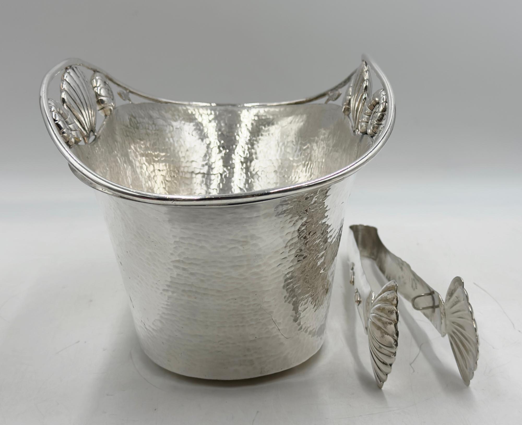 Mexicain Seau à glace et pince en métal argenté avec motif de coquillage, Mexique, Emilia Castillo en vente