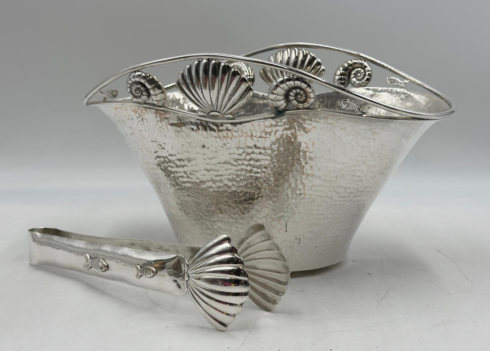 Fin du 20e siècle Seau à glace et pince en métal argenté avec motif de coquillage, Mexique, Emilia Castillo en vente