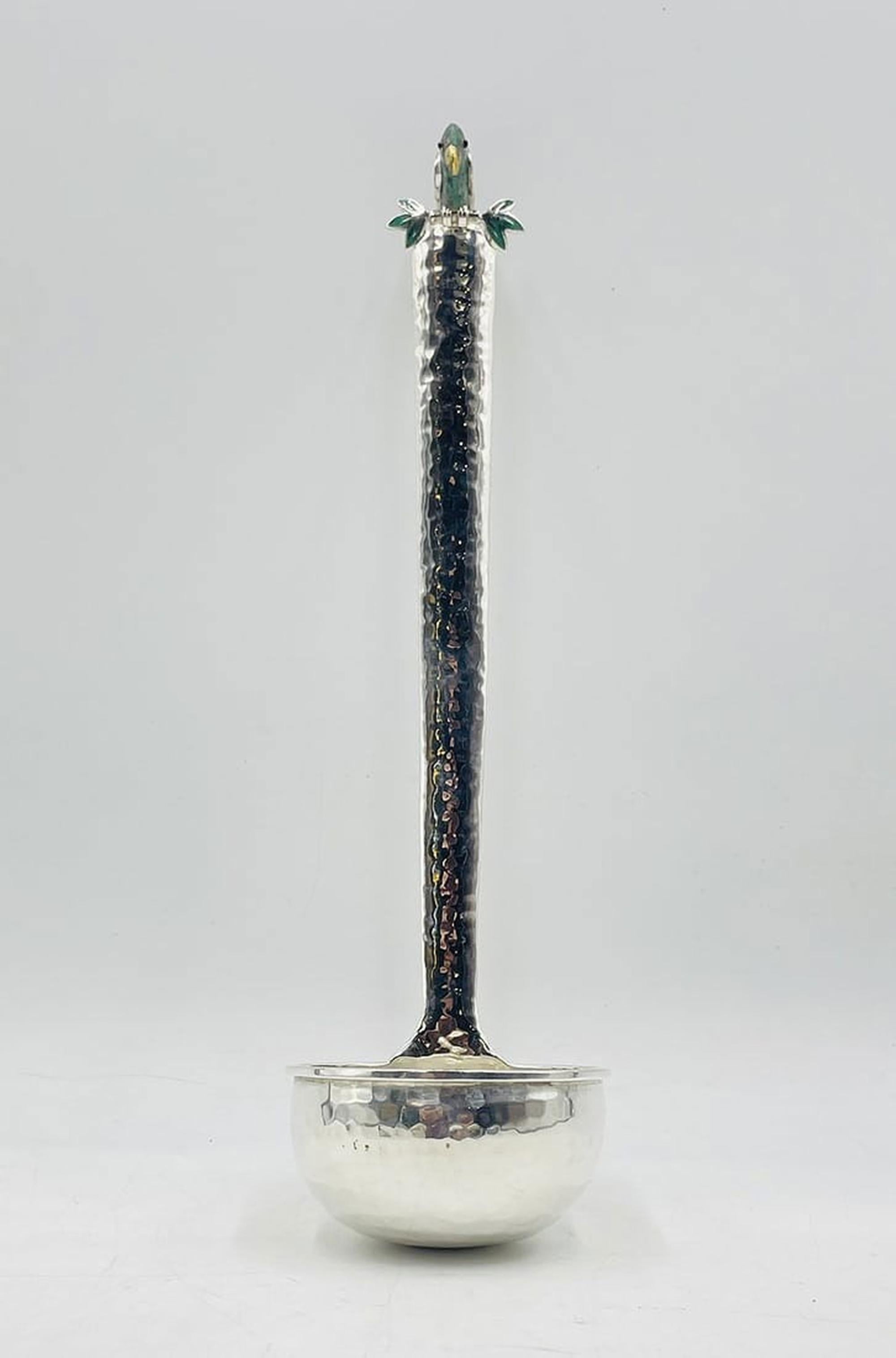 Uno stravagante mestolo da collezione placcato in argento progettato e realizzato a mano a Taxco, in Messico, dalla rinomata designer Emilia Castillo. Realizzato in ottone massiccio e rifinito con una ricca lastra d'argento, il mestolo presenta la