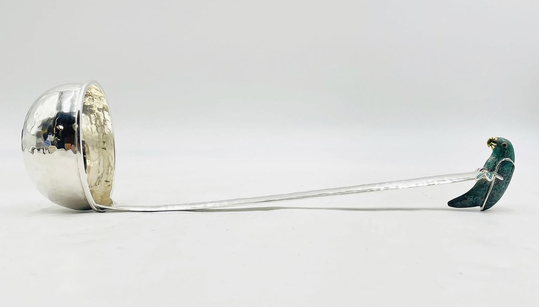 Fatto a mano Emilia Castillo Mestolo placcato in argento con pappagallo di malachite, Modernismo messicano in vendita