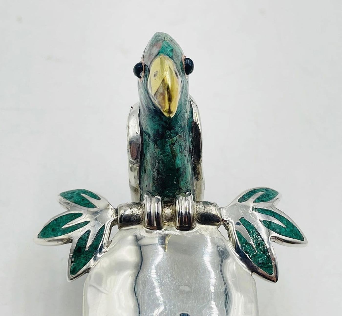 Emilia Castillo Mestolo placcato in argento con pappagallo di malachite, Modernismo messicano in vendita 1