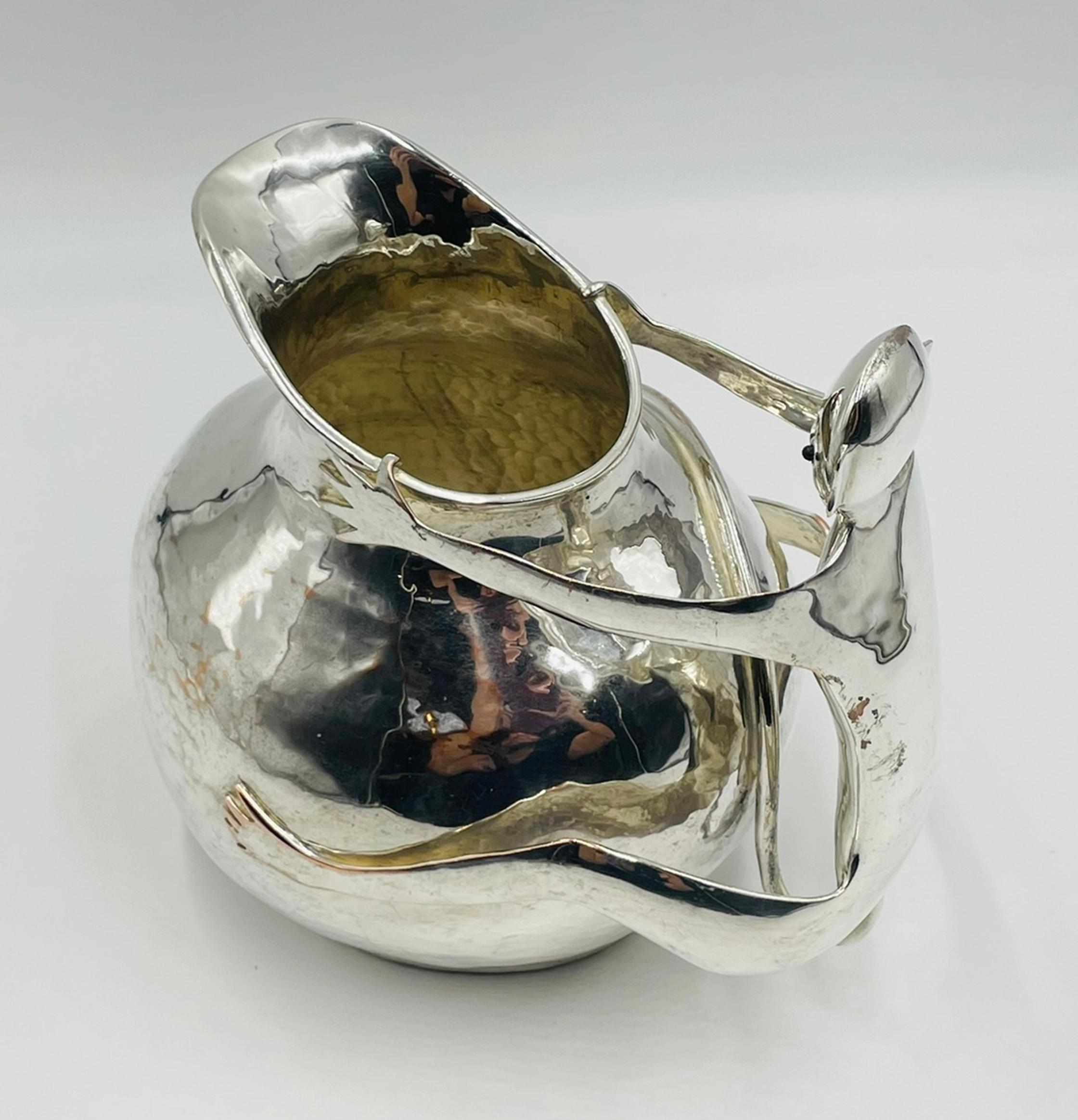 Un'estrosa e scultorea brocca d'acqua placcata in argento progettata e realizzata a mano a Taxco, in Messico, dalla celebre artista Emilia Castillo. Realizzata in ottone massiccio e rifinita in argento lucido, la brocca presenta l'iconica texture