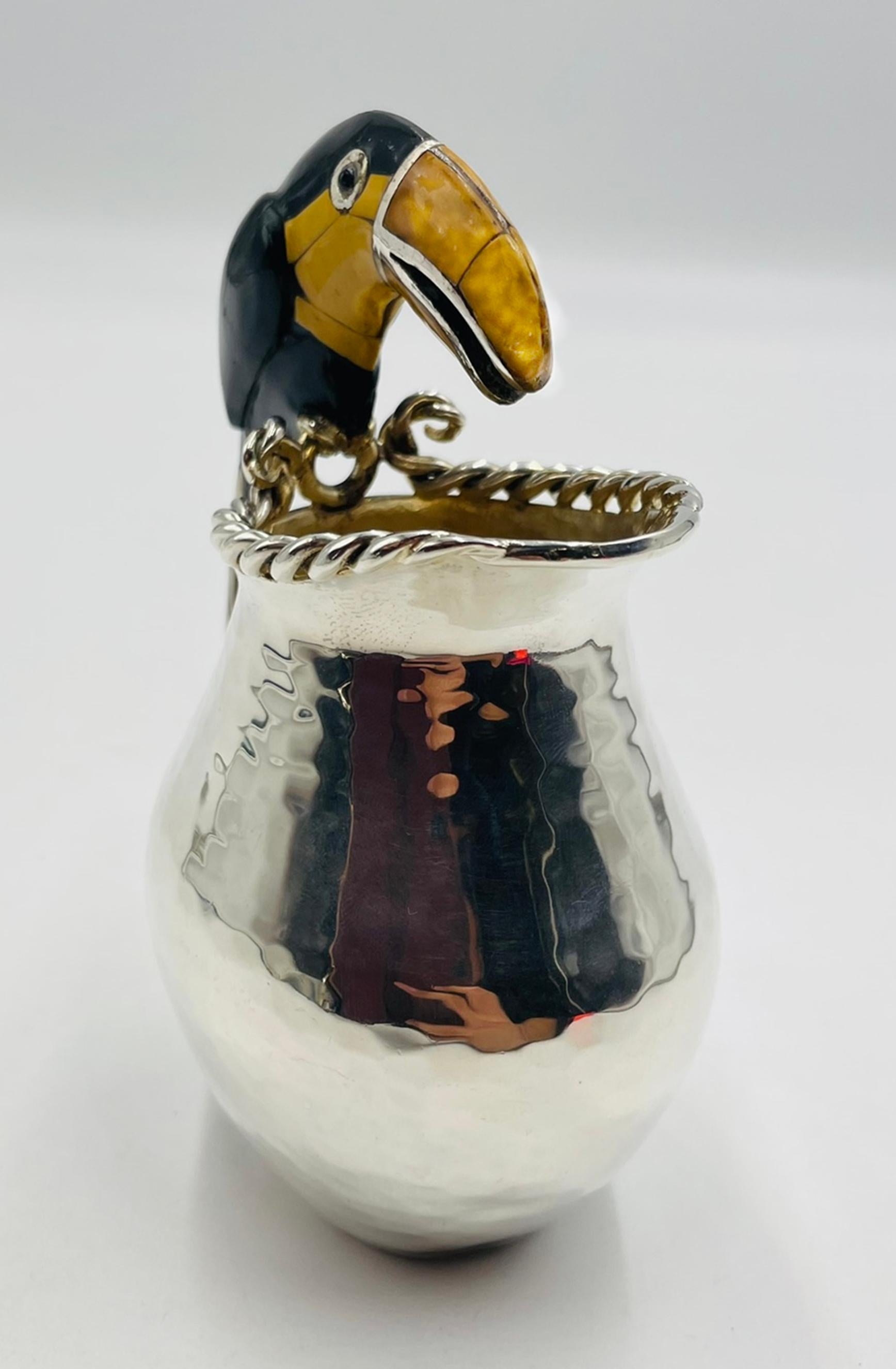 Eine charmante, versilberte Milchkanne mit hohem Sammlerwert, die in Taxco, Mexiko, von der bekannten Künstlerin und Silberschmiedin Emilia Castillo entworfen und handgefertigt wurde. Gefeiert für ihre phantasievollen skulpturalen Entwürfe und