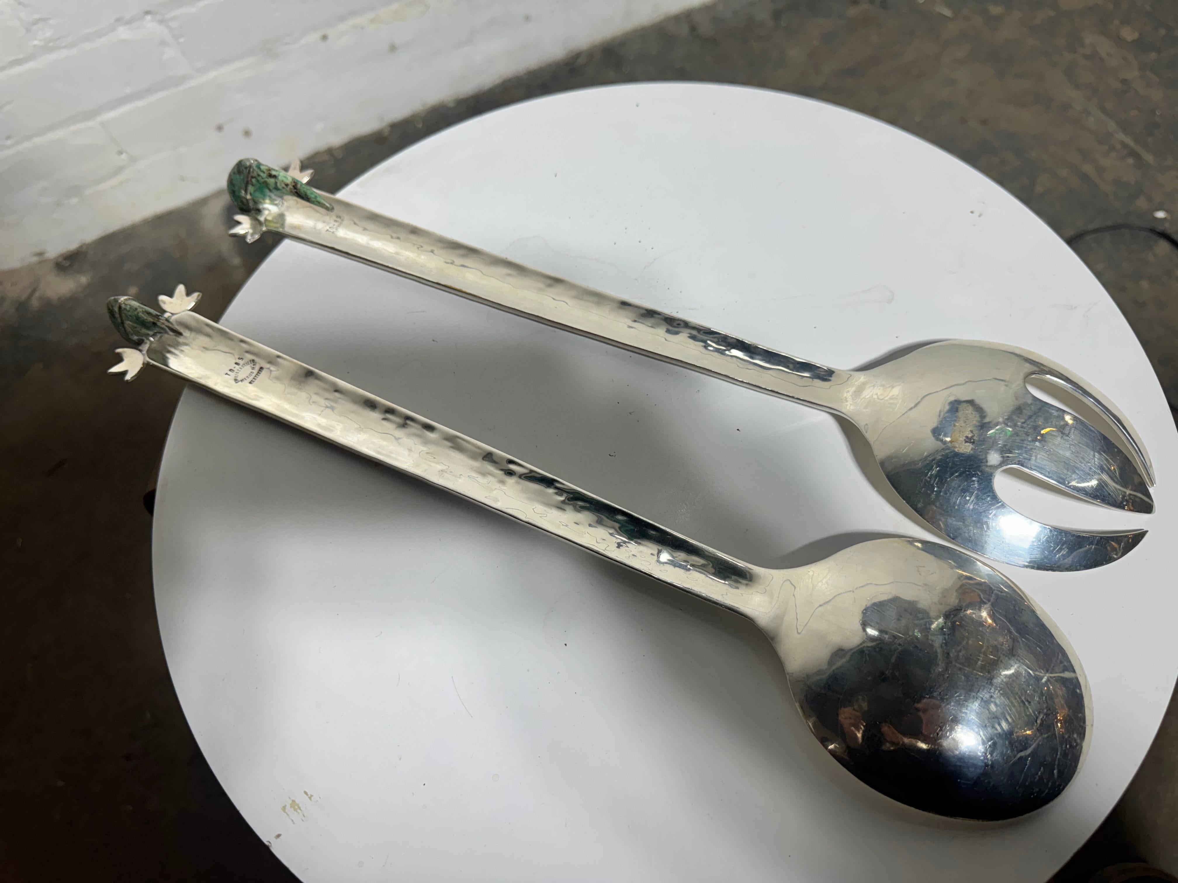 Fine XX secolo Cucchiai da insalata in argento di Emilia Castillo con pappagalli di malachite / Messico in vendita