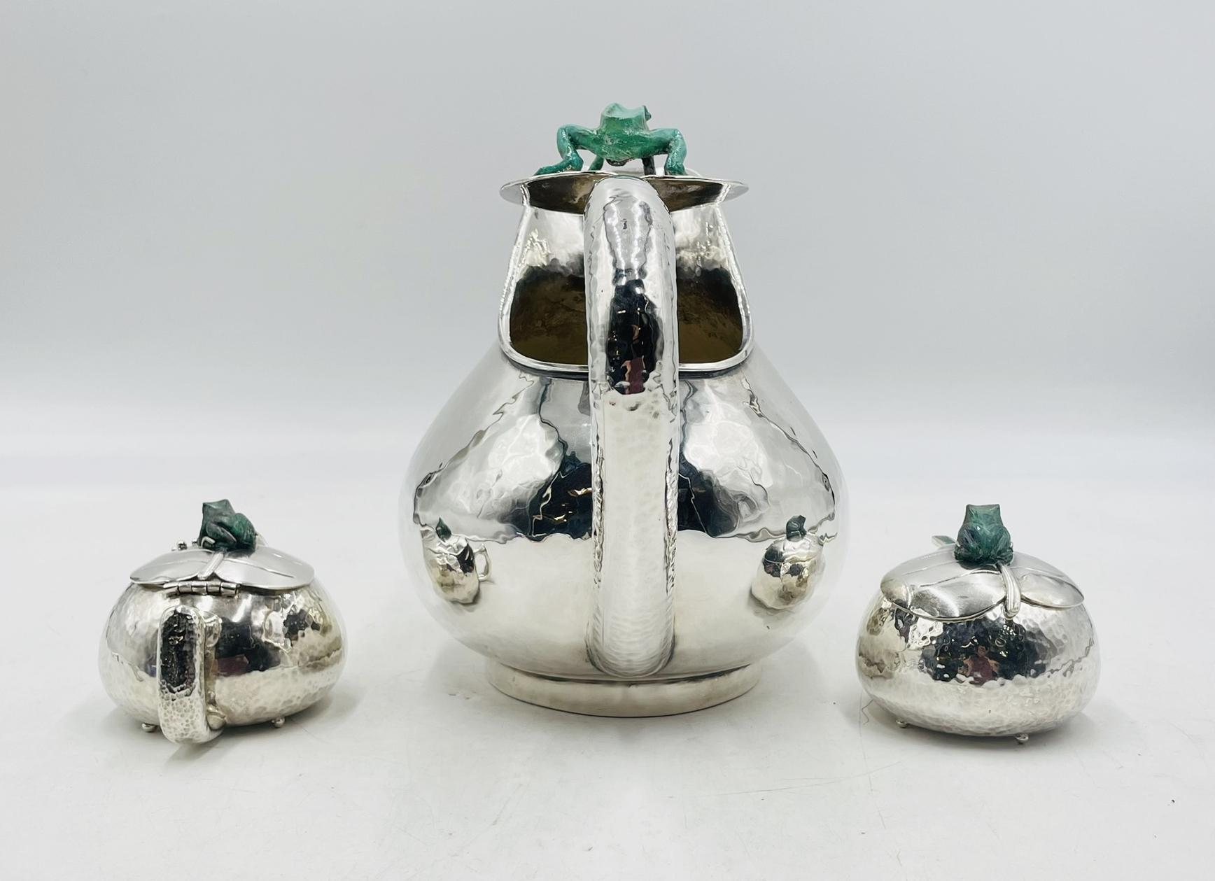Un service à thé exceptionnel de quatre pièces de la célèbre designer mexicaine Emilia Castillo, réalisé en métal argenté avec les embouts de grenouille en malachite caractéristiques de Castillo. Chaque pièce présente une finition martelée à la