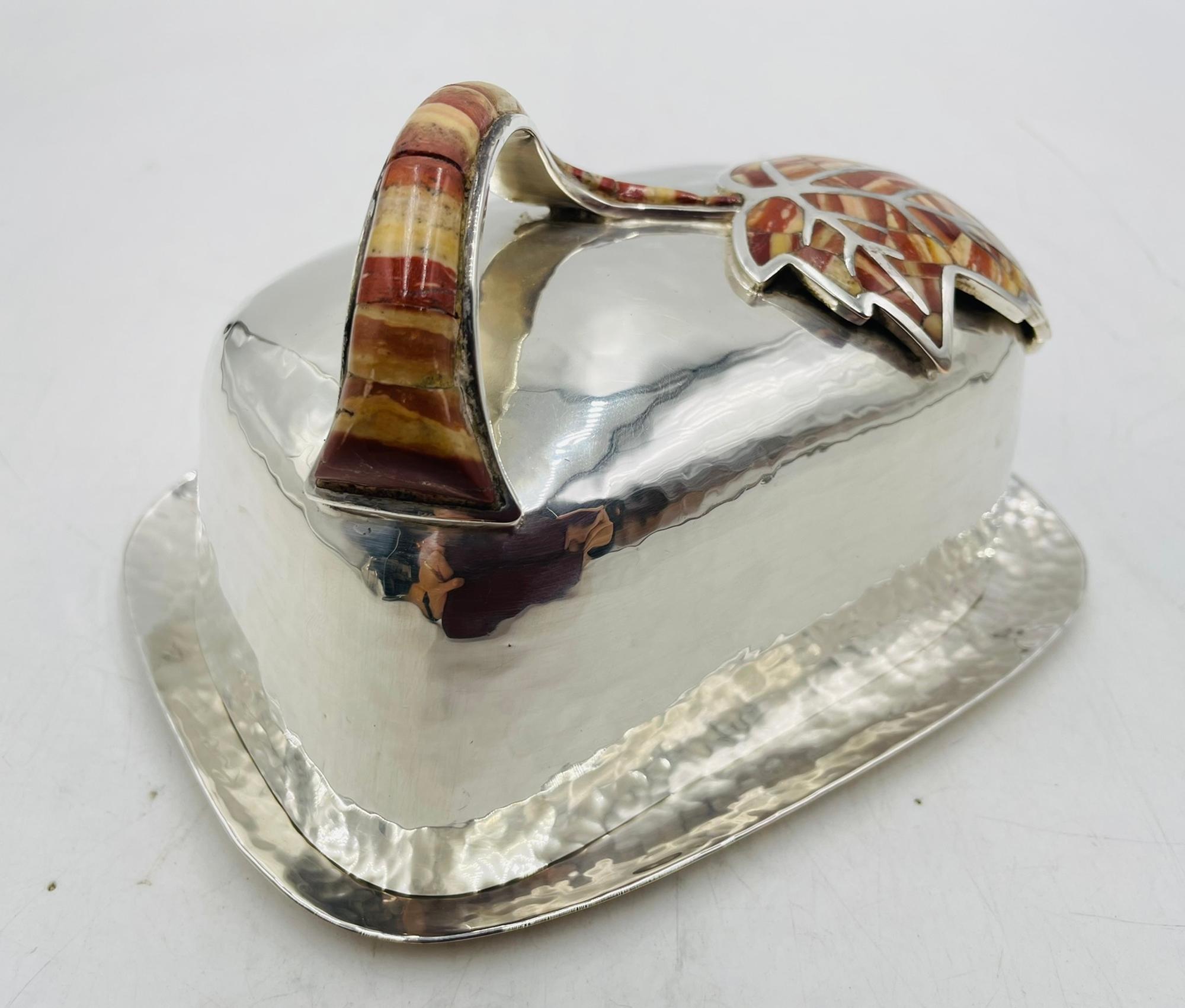 Beurrier couvert à incrustation de jaspe 