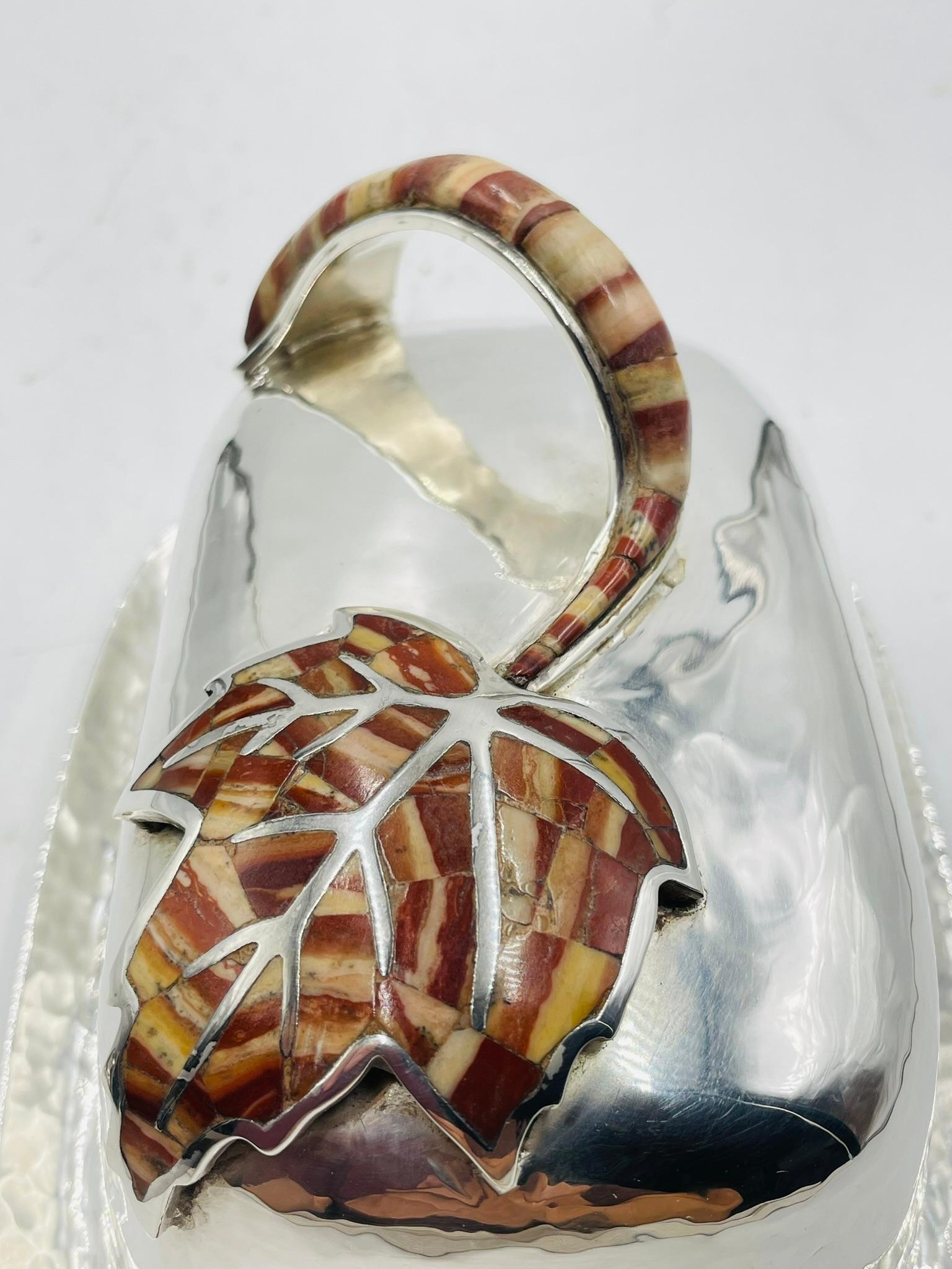 Beurrier couvert à incrustation de jaspe 