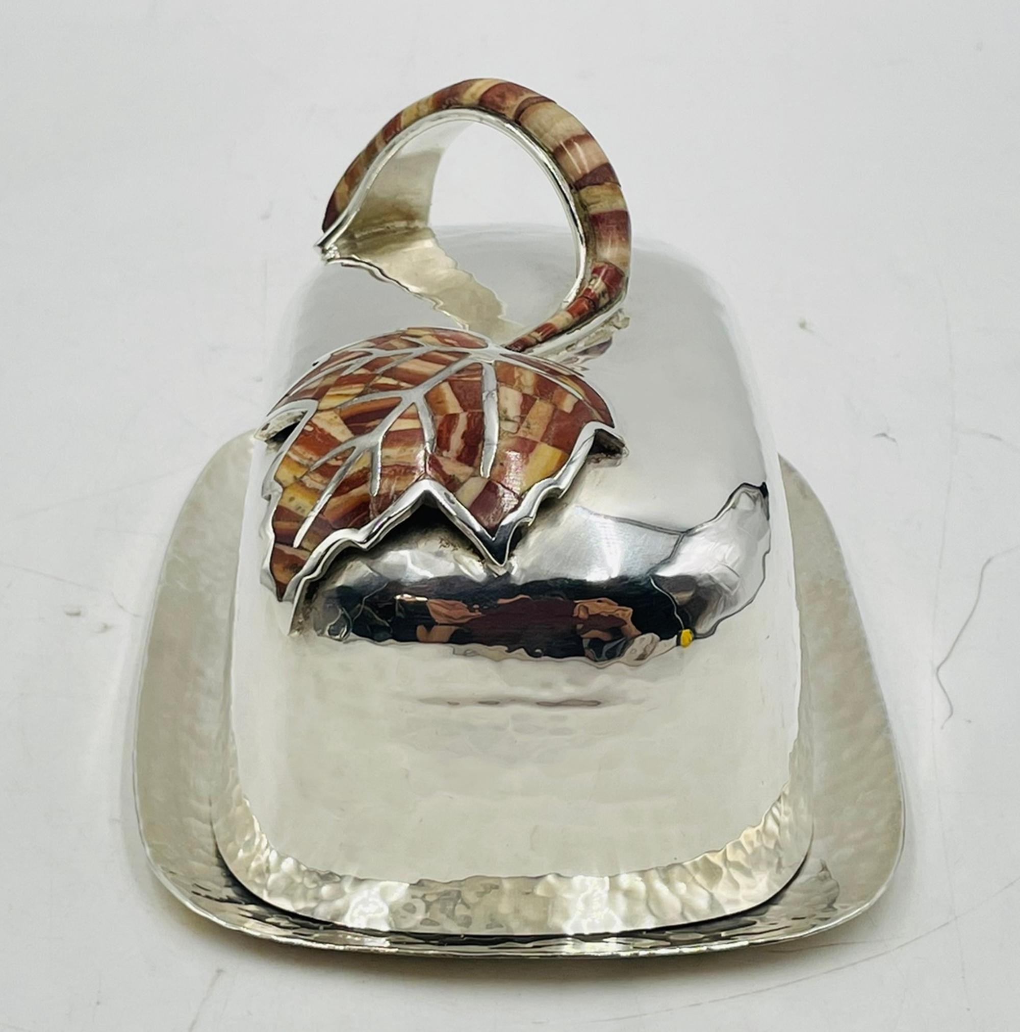 Moderne Beurrier couvert à incrustation de jaspe 