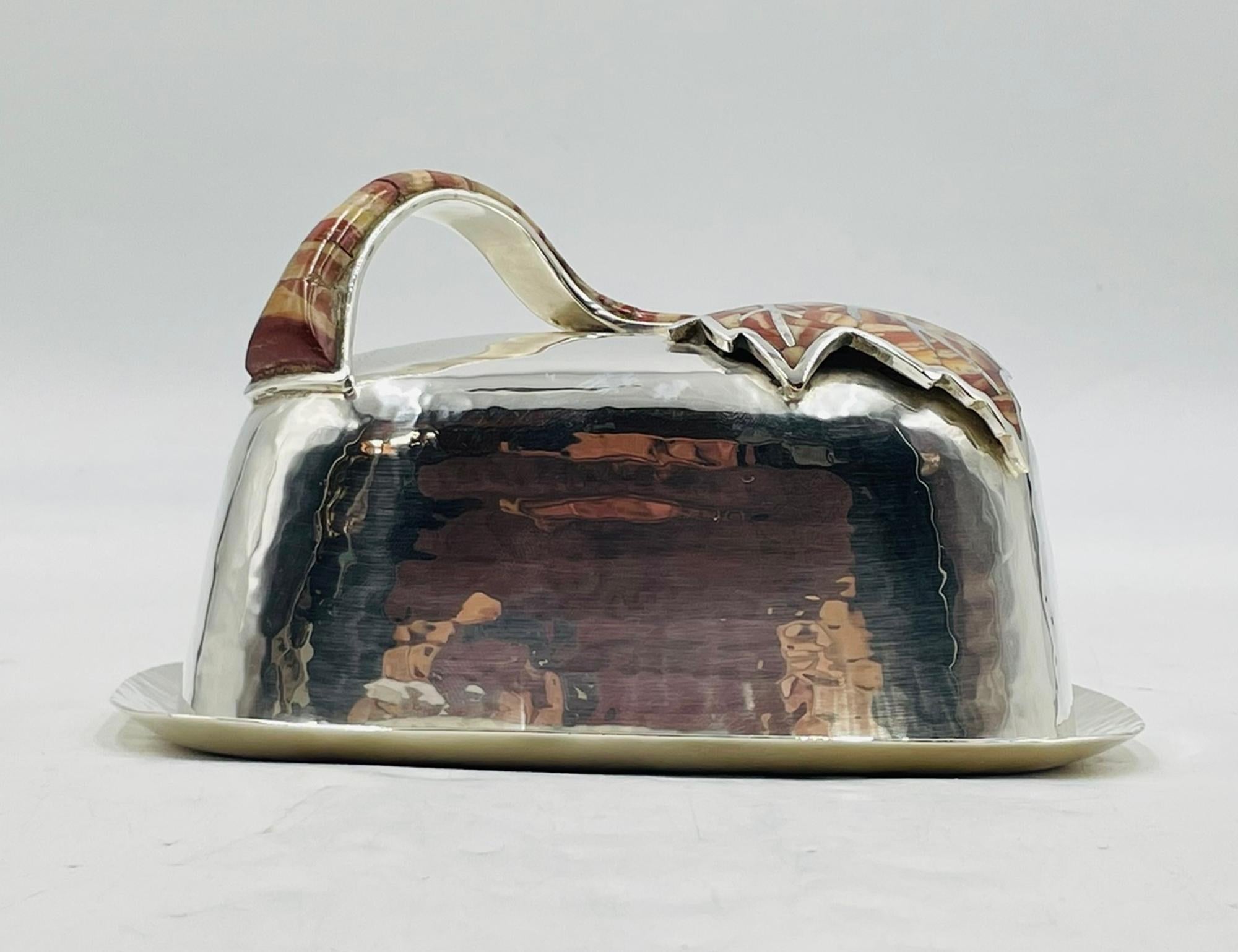 Beurrier couvert à incrustation de jaspe 