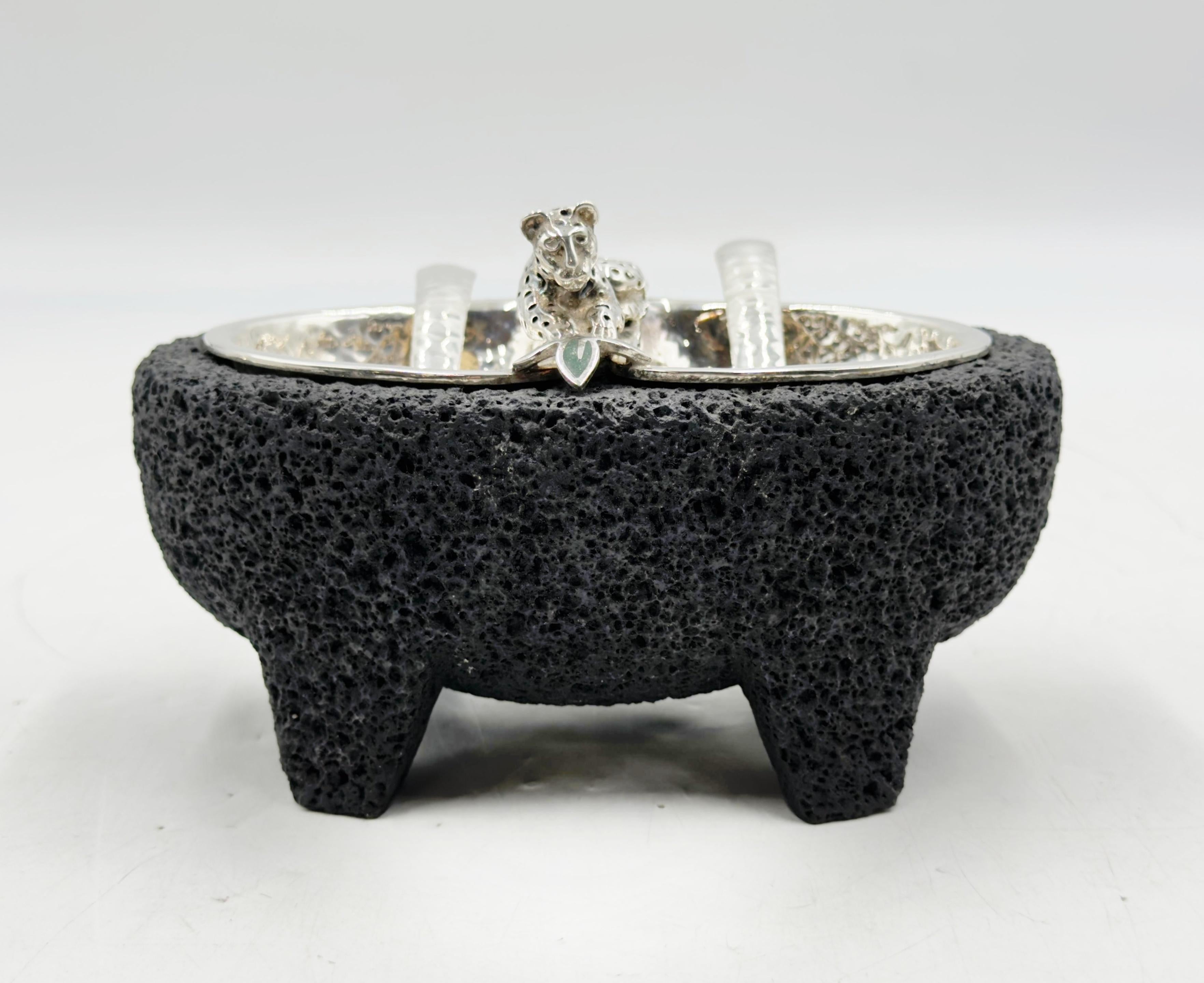 Celebra l'eredità duratura dell'artigianato messicano con questo eccezionale set di molcajete della rinomata designer Emilia Castillo, figlia del leggendario argentiere Antonio Castillo dell'iconica famiglia Los Castillos di Taxco, in