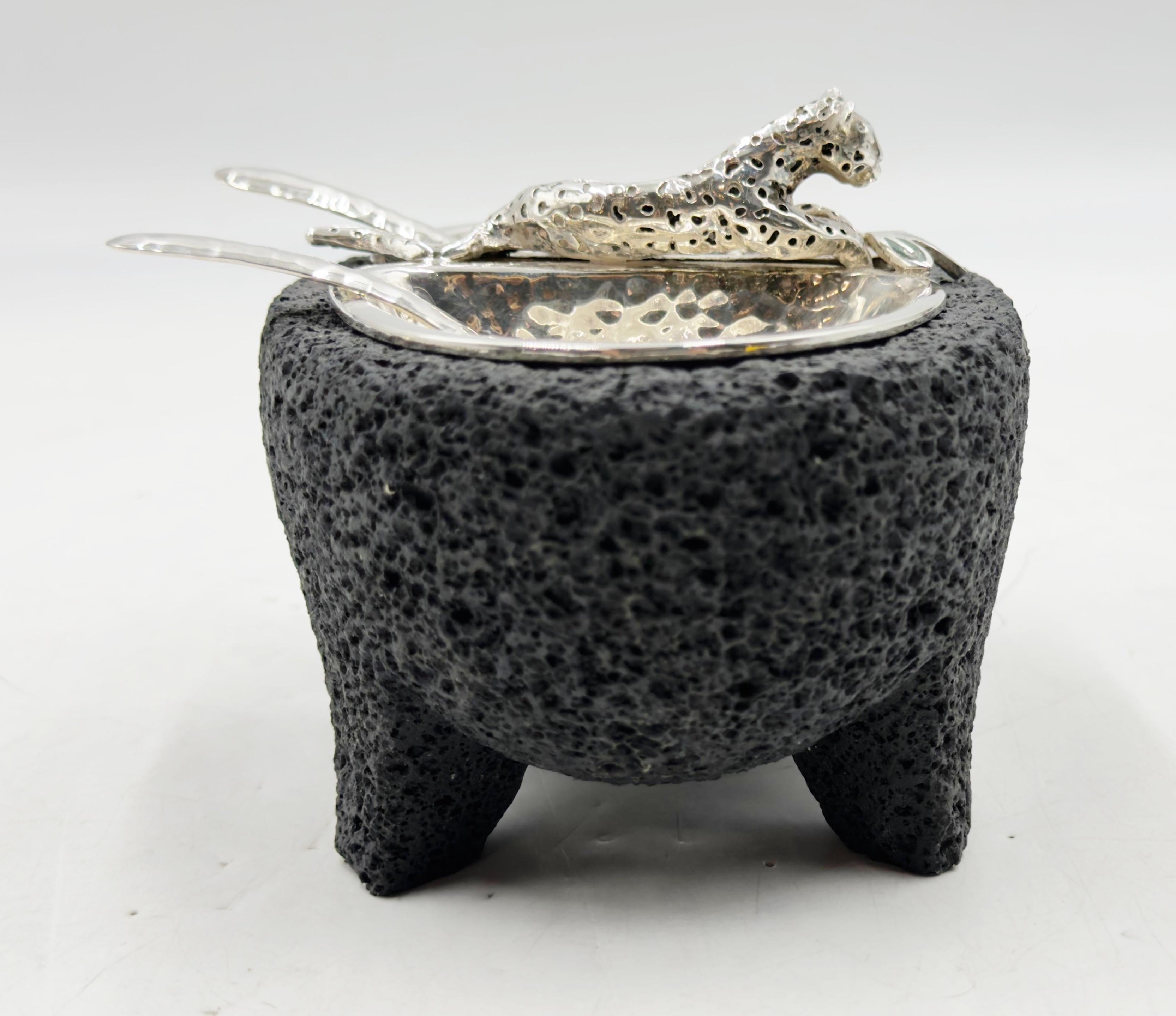 Fine XX secolo Molcajete di Emilia Castillo in argento con giaguaro e cucchiai abbinati, Messico in vendita