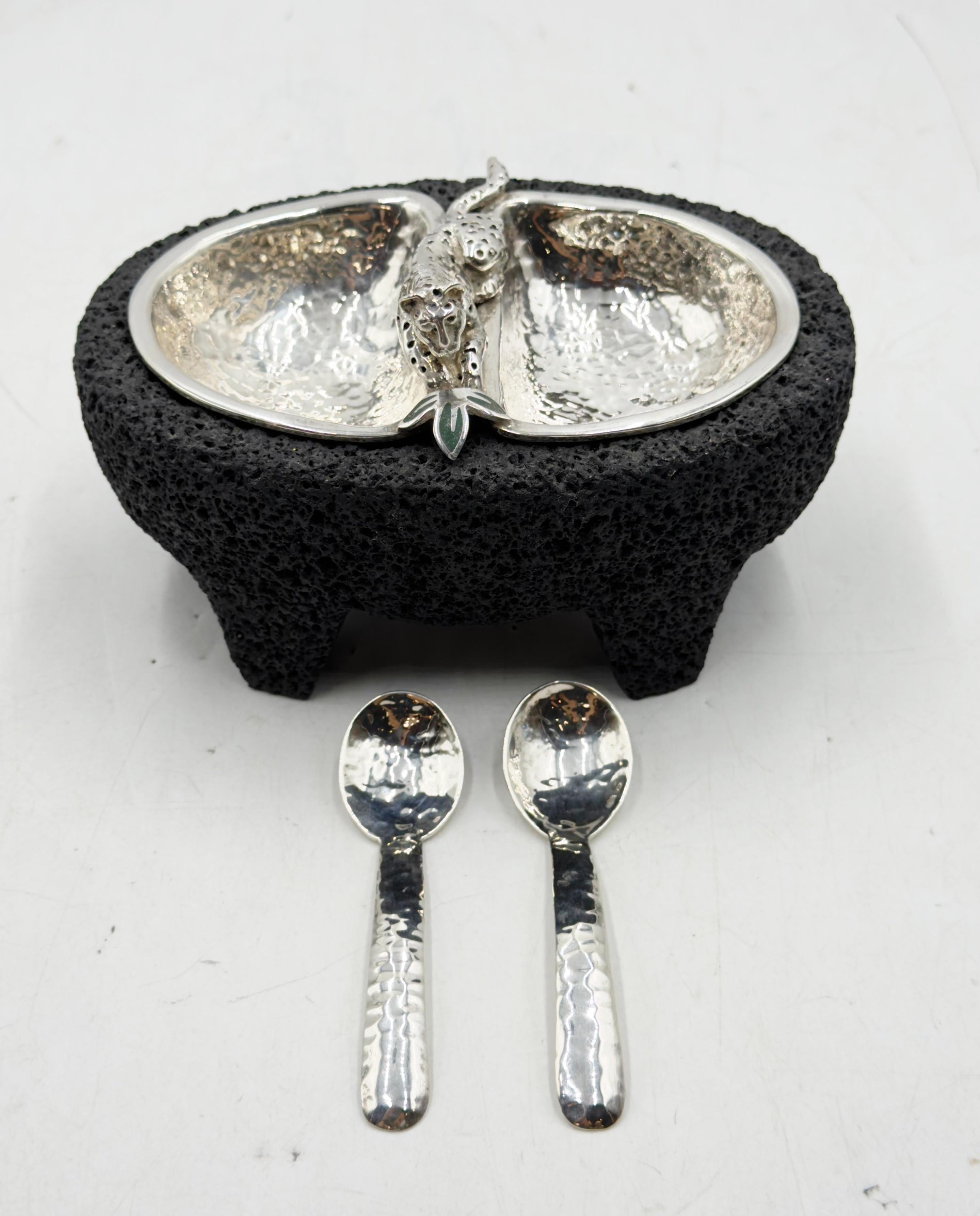 Placcato argento Molcajete di Emilia Castillo in argento con giaguaro e cucchiai abbinati, Messico in vendita