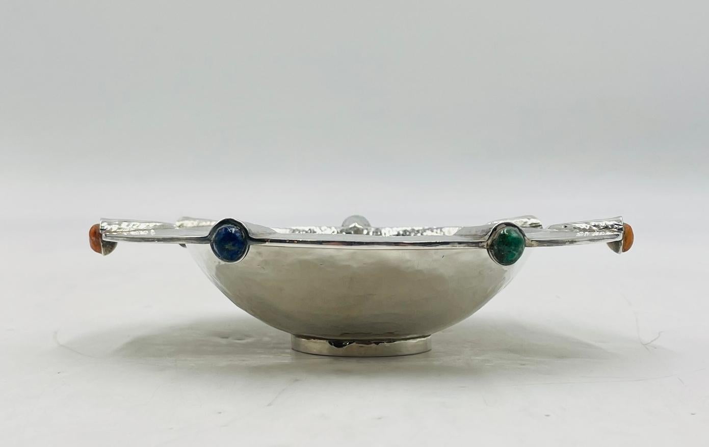 Élégante coupe de collection en argent sterling de la célèbre designer mexicaine Emilia Castillo, présentant une surface martelée et des incrustations de pierres semi-précieuses en formation circulaire le long du bord. Chaque pierre - dont la