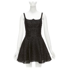 Emilia Wickstead, abito svasato con scollo smerlato in pizzo floreale nero e paisley UK8 S