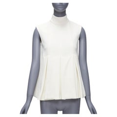 Emilia Wickstead in crêpe crema con pannello frontale plissettato e top peplo con collo alto UK6 XS
