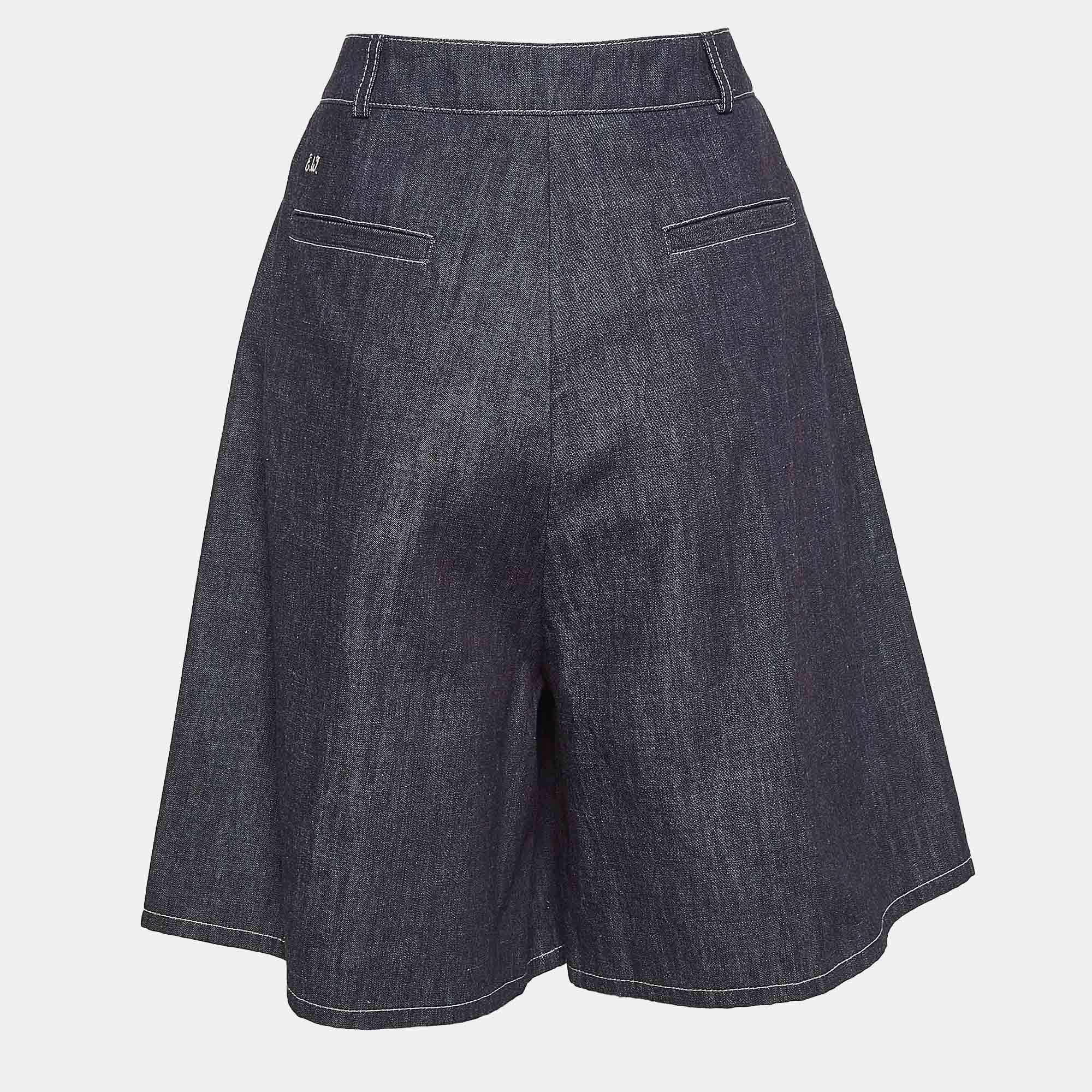 Le short évasé en denim marine d'Emilia Wicksteads rehausse votre garde-robe estivale. Ce short chic présente une taille haute flatteuse et un évasement gracieux qui ajoute une touche d'élégance aux sorties décontractées. Confectionné en denim de