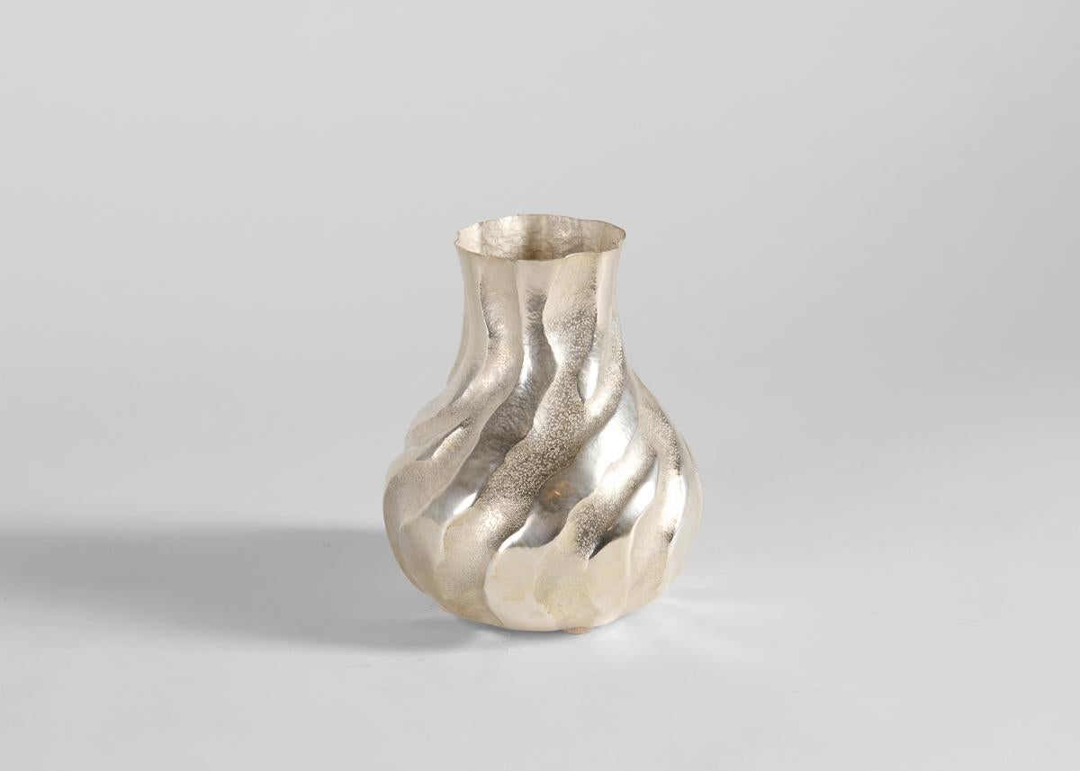 Argentino Emiliano Céliz, Armonía Imperfercta, Vaso placcato in argento, Argentina, 2024 in vendita