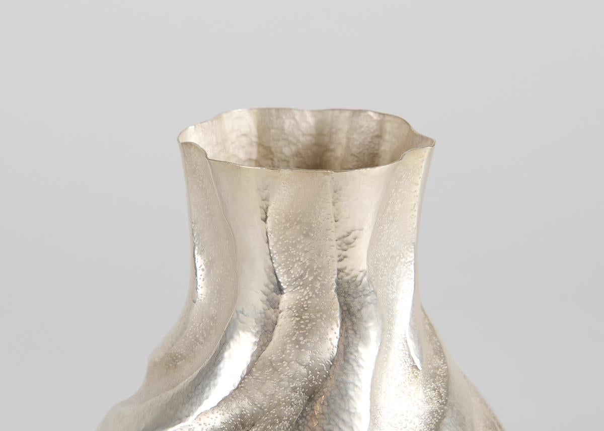 Argentato Emiliano Céliz, Armonía Imperfercta, Vaso placcato in argento, Argentina, 2024 in vendita