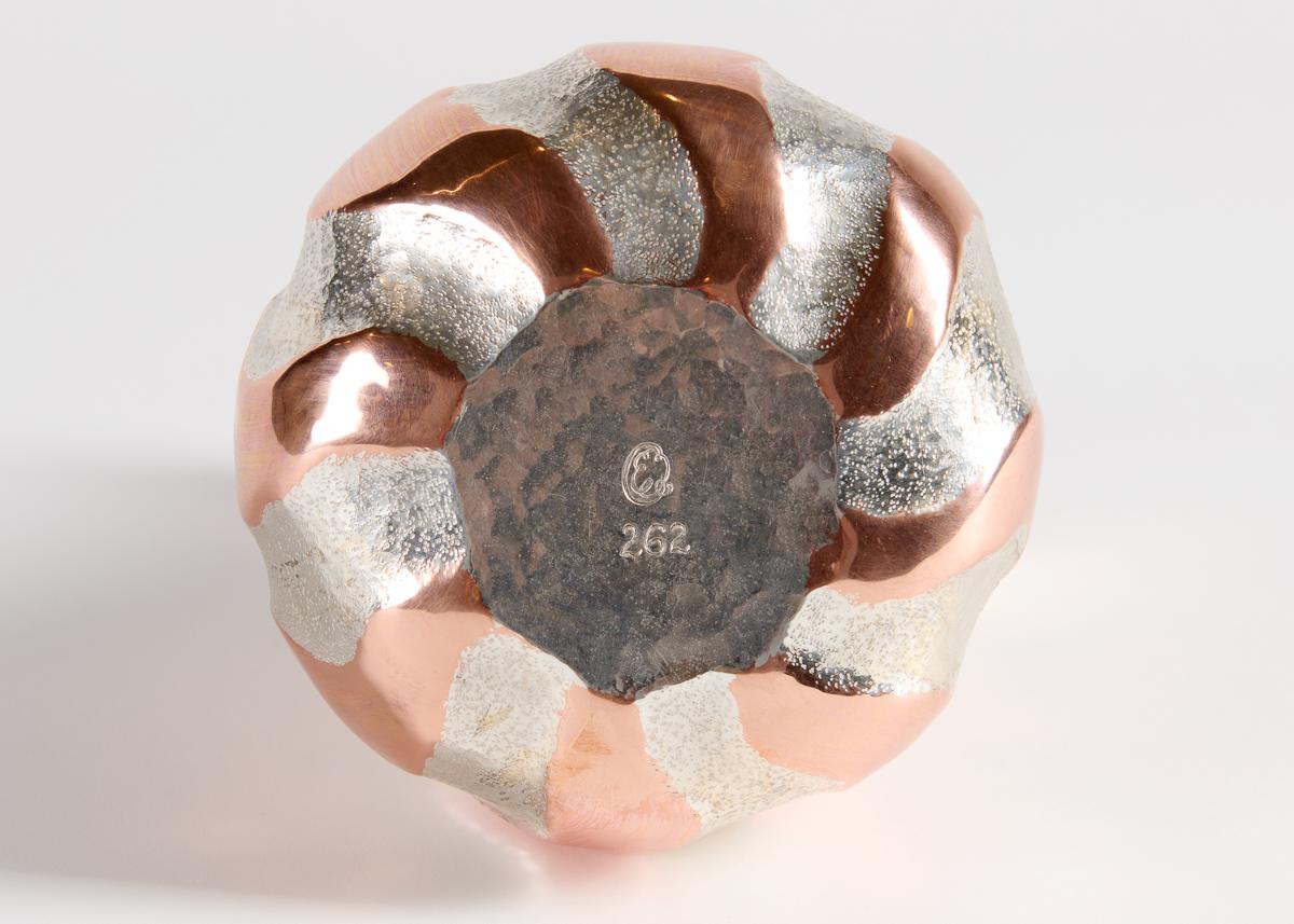 Emiliano Céliz, Cálido, Versilberte Schale, Argentinien, 2025 im Zustand „Gut“ im Angebot in New York, NY