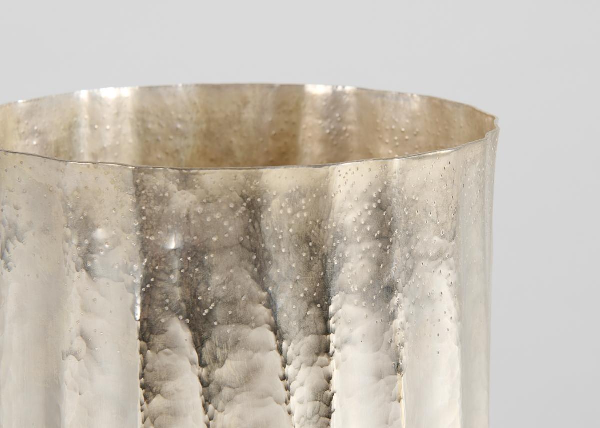 Argentato Emiliano Céliz, Vaso scultoreo contemporaneo placcato in argento, Argentina, 2024 in vendita
