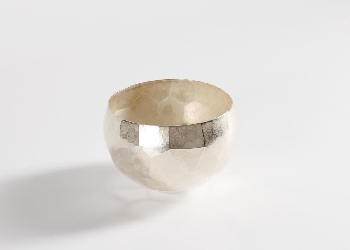 Céliz commence chaque pièce par une idée (plutôt que par des croquis) et découvre en la réalisant sa conception finale. Plus incroyable encore, ses œuvres d'art décoratif sont souvent réalisées à partir d'une seule plaque de cuivre ou d'argent, une