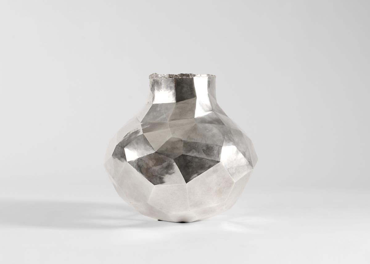 Emiliano Céliz, Homme fragmenté, vase en cuivre plaqué argent, Argentine, 2021. en vente