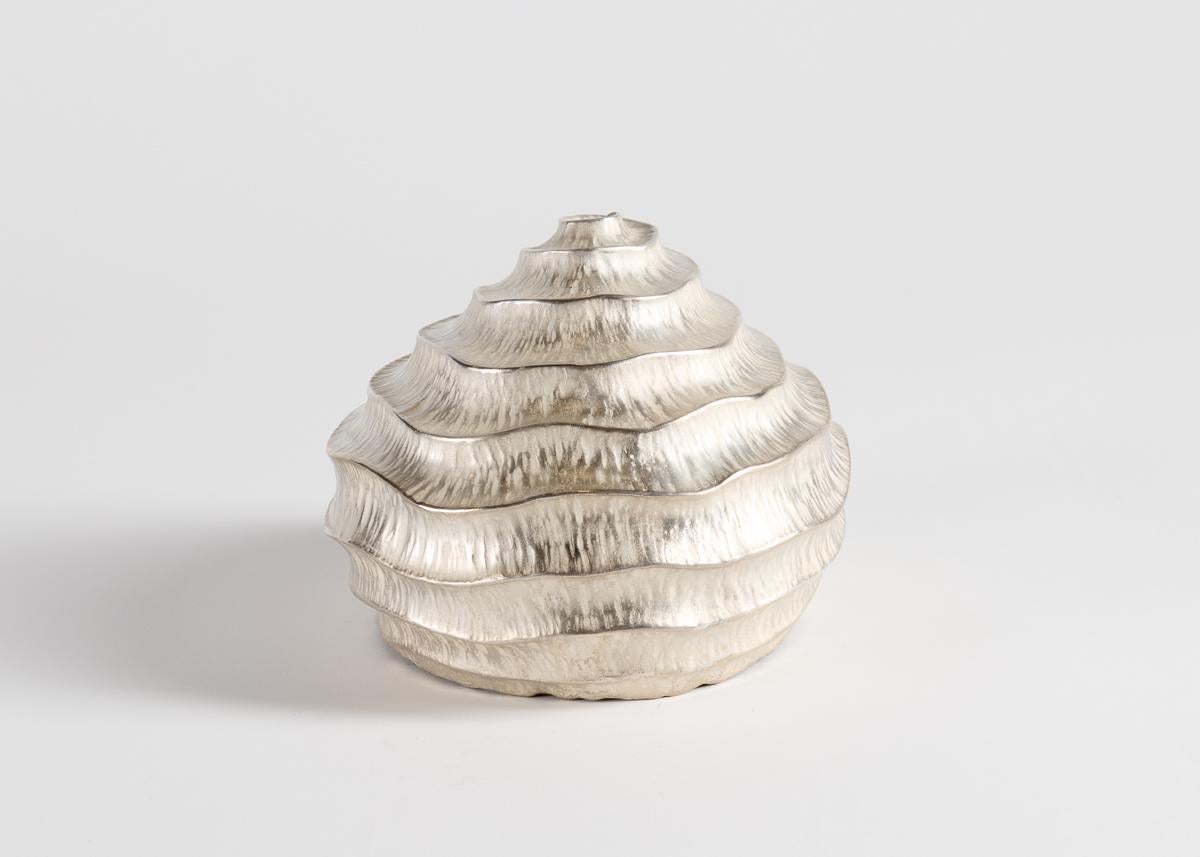 Céliz beginnt jedes Werk mit einer Idee (und nicht mit einer Skizze) und entdeckt im Laufe seiner Arbeit sein endgültiges Design. Noch unglaublicher ist, dass seine dekorativen Kunstwerke oft aus einer einzigen Kupfer- oder Silberplatte gefertigt