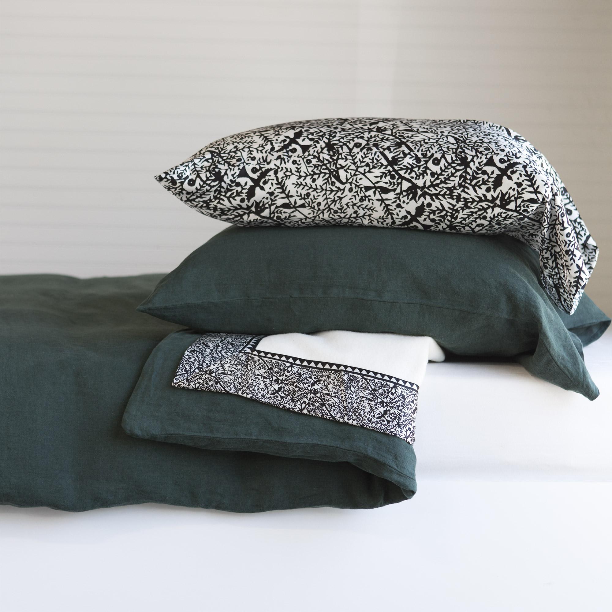 Can be used as a coverlet or blanket. Emilie: Recreating Weiner Werkstatte “Vienna Workshop” of the 1930s tribute to Emilie Floge, Gustav Klimt lifelong companion. Blankets as artful heirlooms that will last generations. 18th century English mill