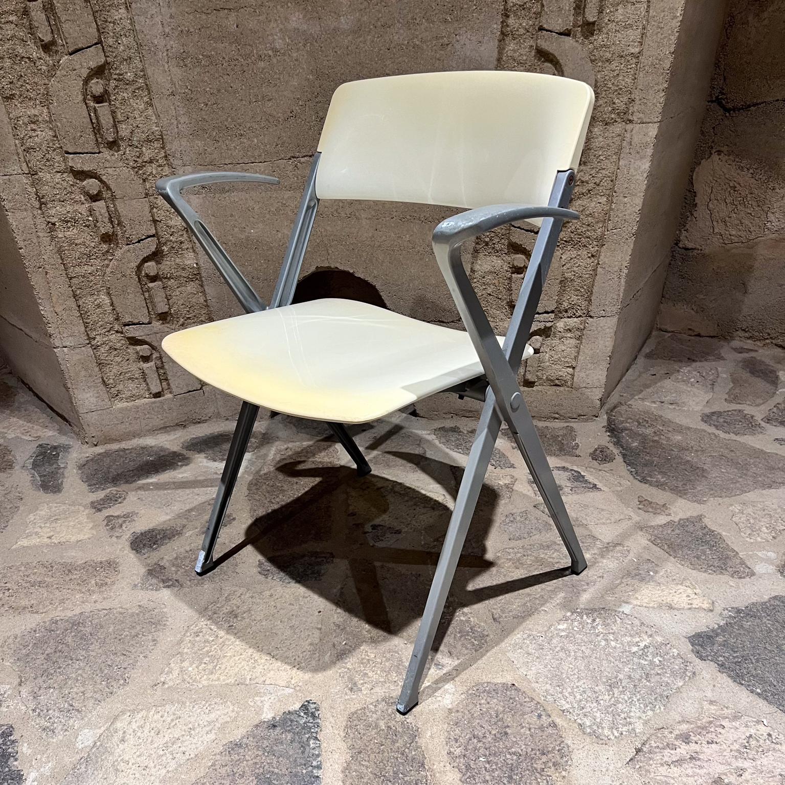 AMBIANIC presenta
Emilio Ambasz per Knoll Sedia da ufficio impilabile dal design moderno ed ergonomico.
Prezzo per sedia. Timbro del fabbricante.
Plastica con struttura in metallo
31,25 di altezza x 24,5 di larghezza 20 di larghezza Seduta 17,5