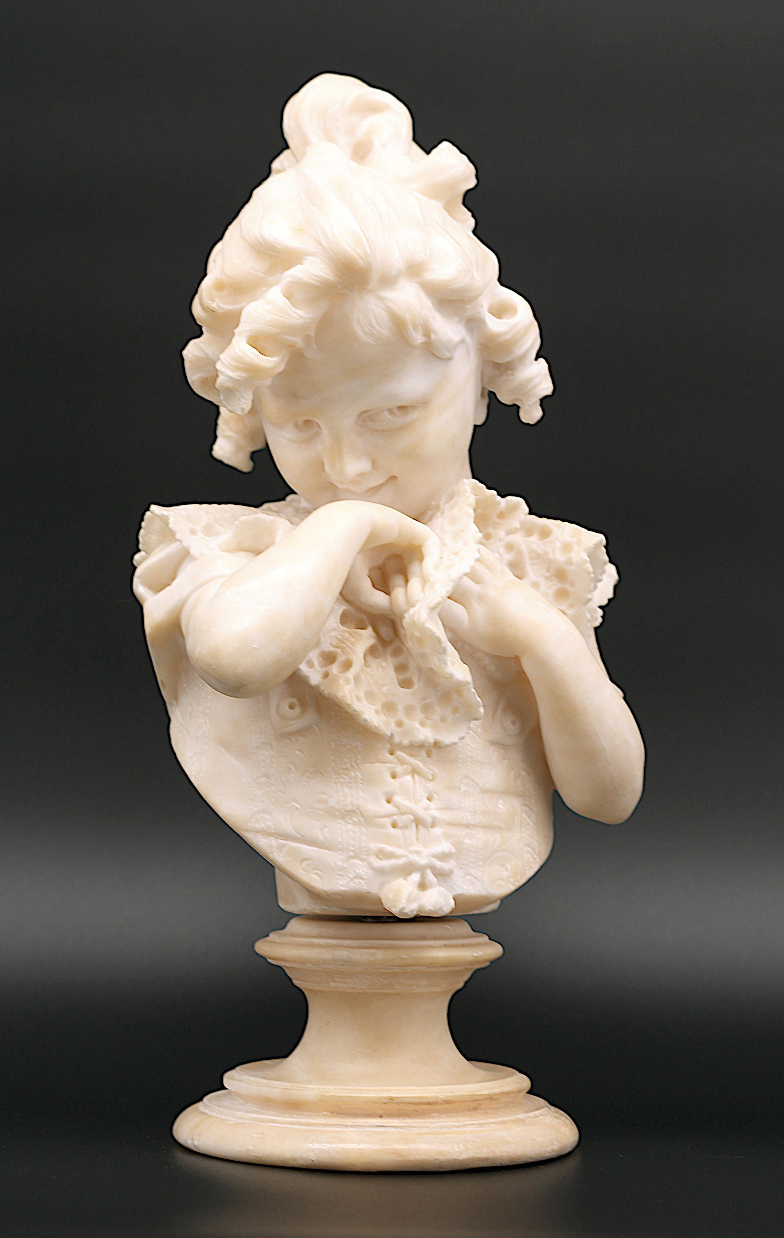 Buste de petite fille en albâtre, sculpture d'Emilio Fiaschi (1858-1941), France, années 1890. Sculpture directe. Les détails du petit corset et du col en dentelle sont très finement réalisés. L'œuvre remarquable d'un sculpteur hors pair. Hauteur :