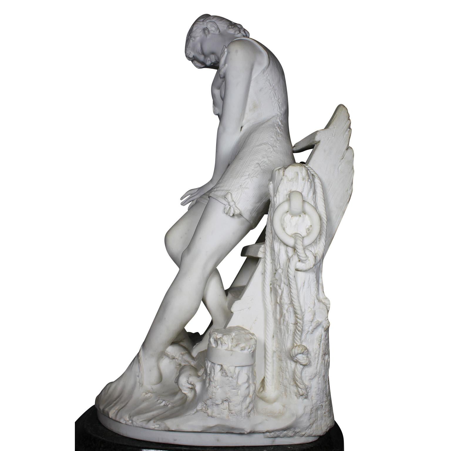 Bellísima escultura italiana de mármol de Carrara del siglo XIX que representa a una joven belleza que va a nadar de pie sobre las escaleras de un muelle, elevada sobre su pedestal original de mármol verde tallado, obra de Emilio Fiaschi (italiano,