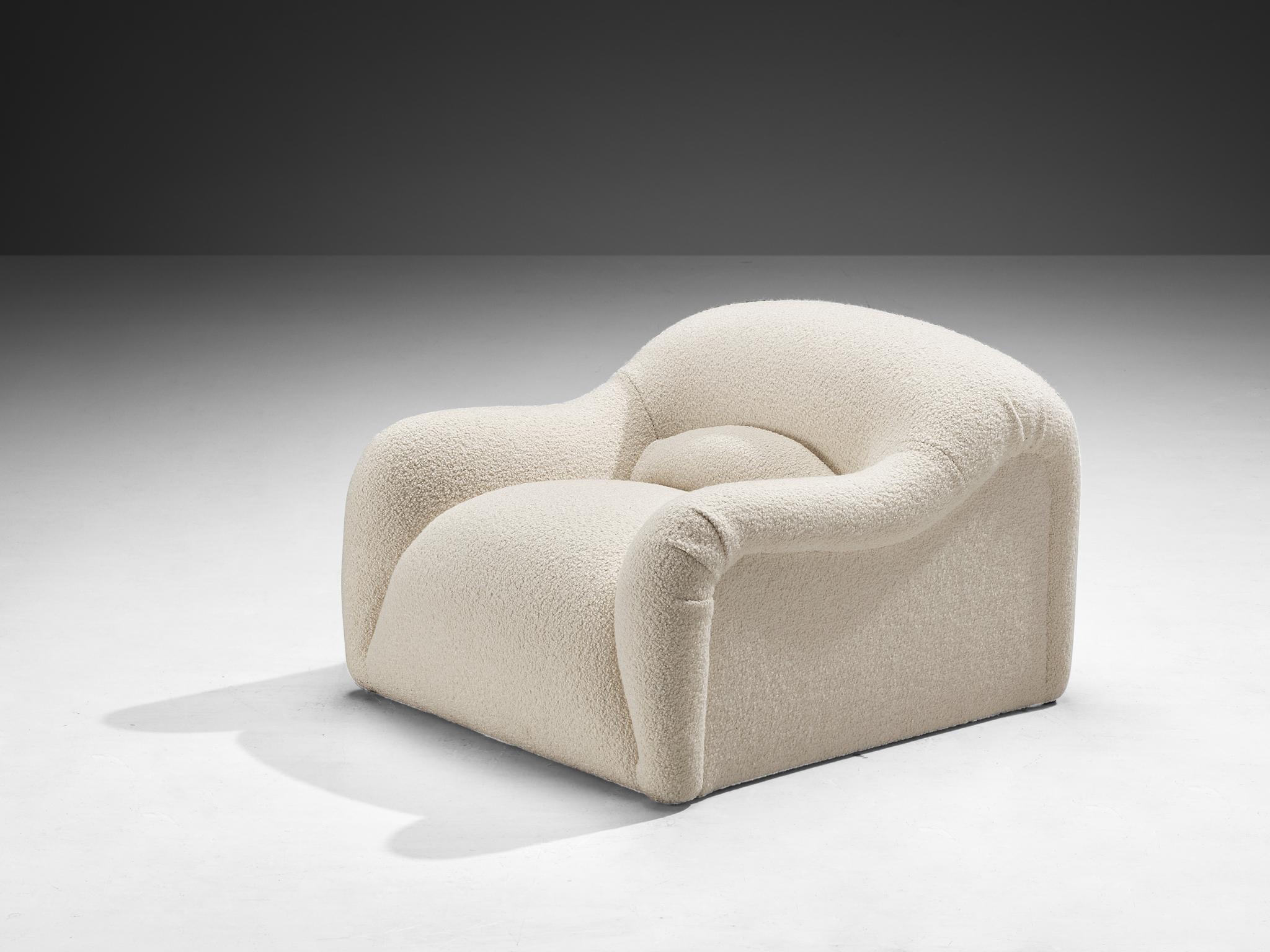 Emilio Guarnacci for 1P, 'Ecuba' lounge chair, acrylonitrile butadiene styrene, foam, bouclé, Italy, design 1969 

Stunning lounge chair by Italian designer Emilio Guarnacci. The design forms a beautiful and organic appearing whole in a soft white