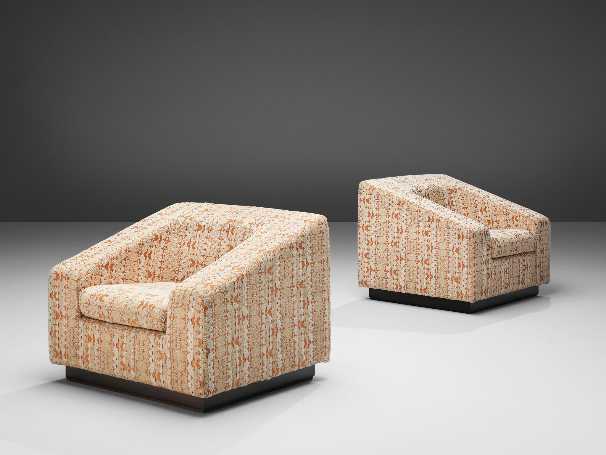 Emilio Guarnacci for Uno Pi (1P) - Industria Chimica per l'Arredamento, pair of lounge chairs, model 'Dahlia', wood, original patterned fabric upholstery, Italy, 1967.

These Italian lounge chairs have an iconic appearance with their angular and