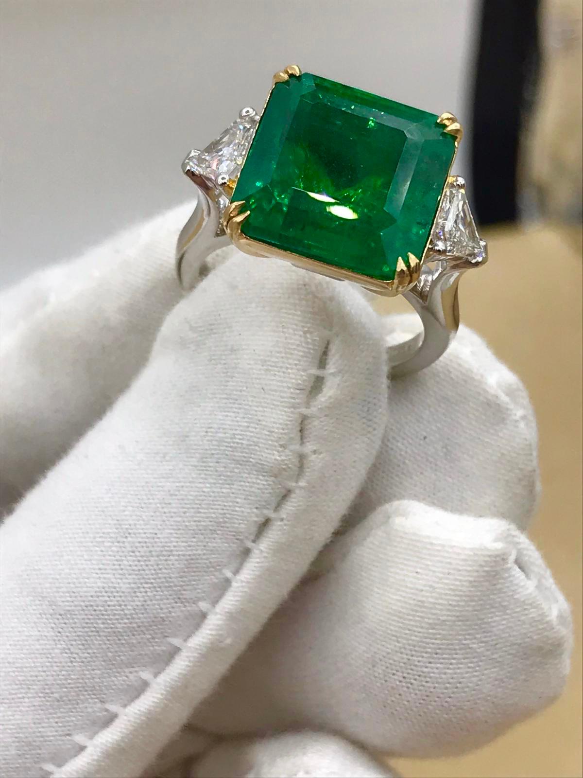 Women's or Men's Emilio Jewelry 12.29 Carat Emerald Diamond Ring For Sale