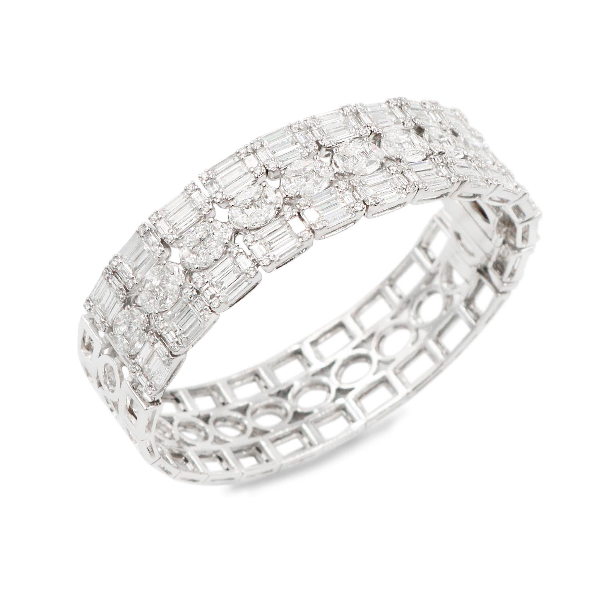 Emilio Jewelry 12.39 Carat Diamond Bangle  In New Condition For Sale In New York, NY