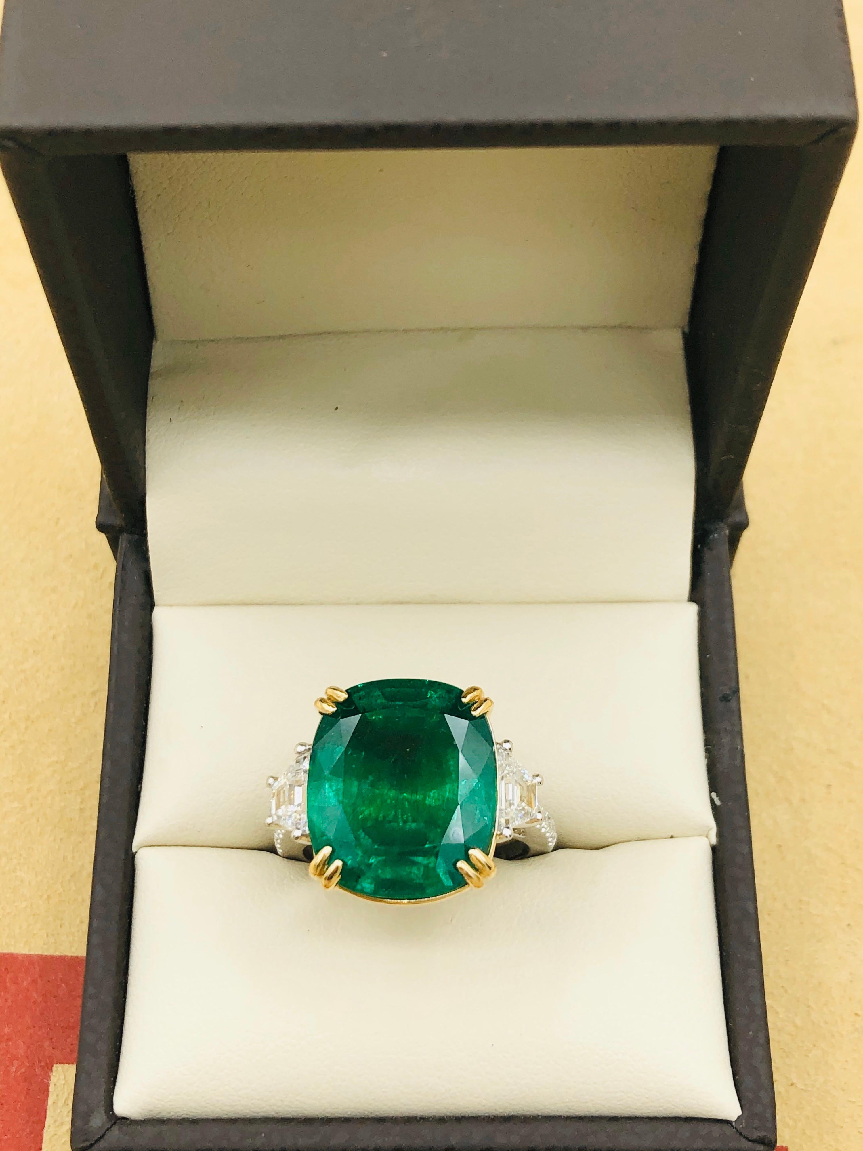 Emilio Jewelry Anillo de diamantes esmeralda en cojín verde vivo certificado de 12,43 quilates en venta 1