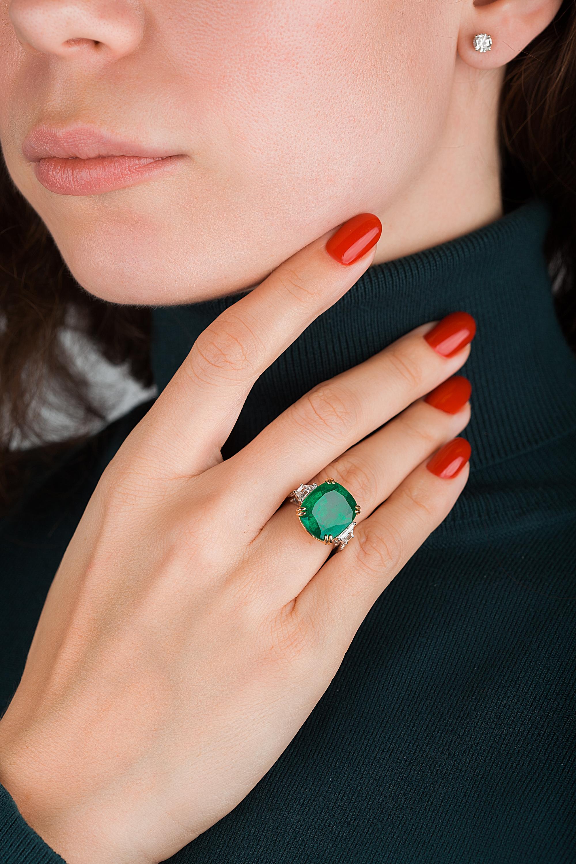 Emilio Jewelry Anillo de diamantes esmeralda en cojín verde vivo certificado de 12,43 quilates Corte cojín en venta