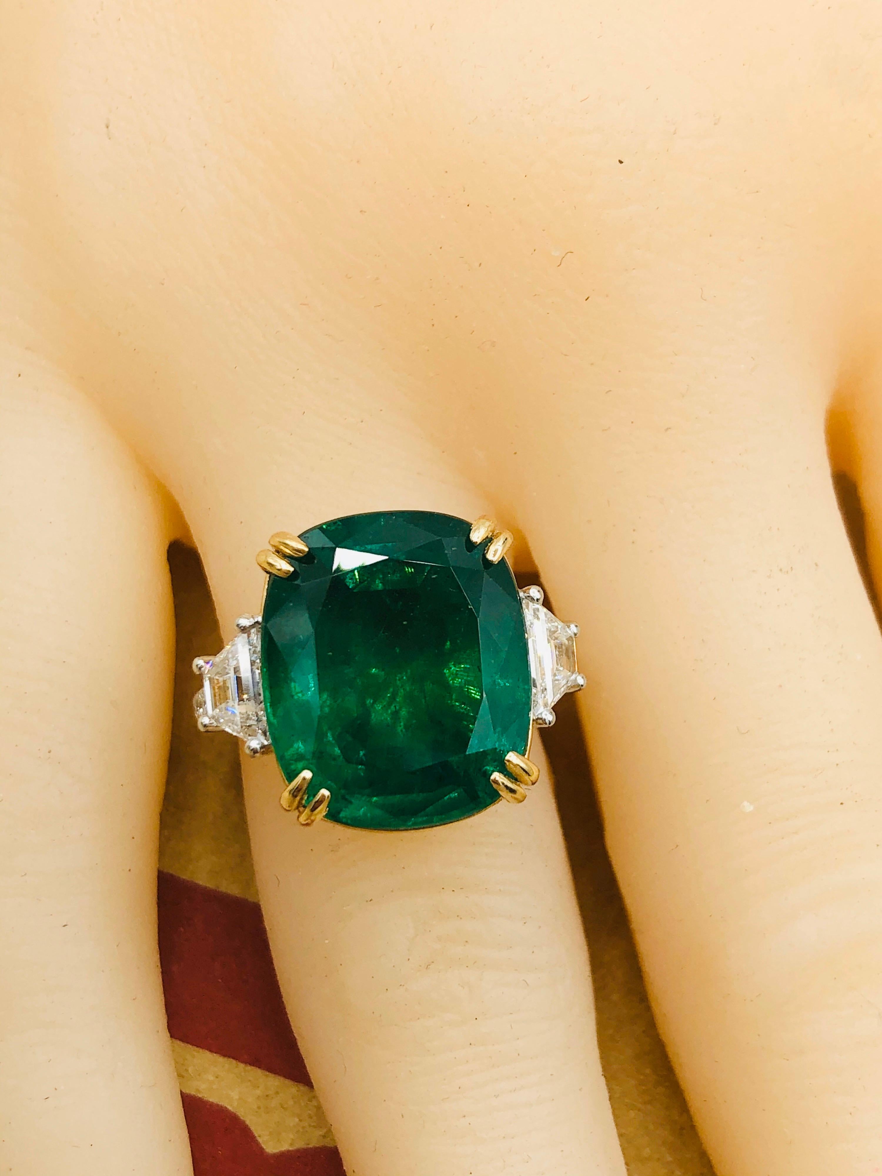 Emilio Jewelry 12,43 Karat zertifizierter lebhaft grüner Smaragd-Diamant-Ring im Kissenschliff im Angebot 1