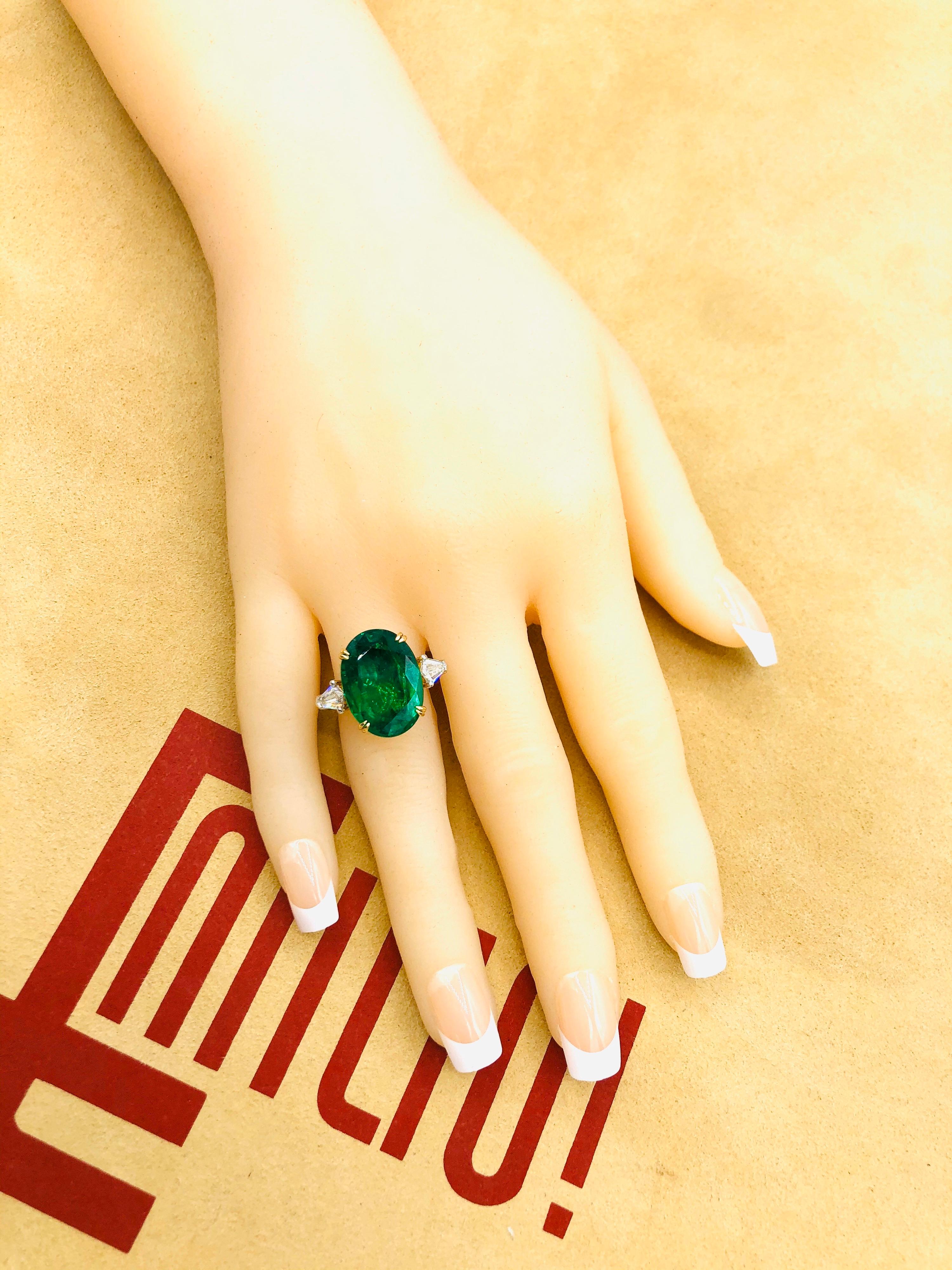 Women's or Men's Emilio Jewelry 12.92 Carat Vivid Green Oval Emerald Diamond Ring For Sale