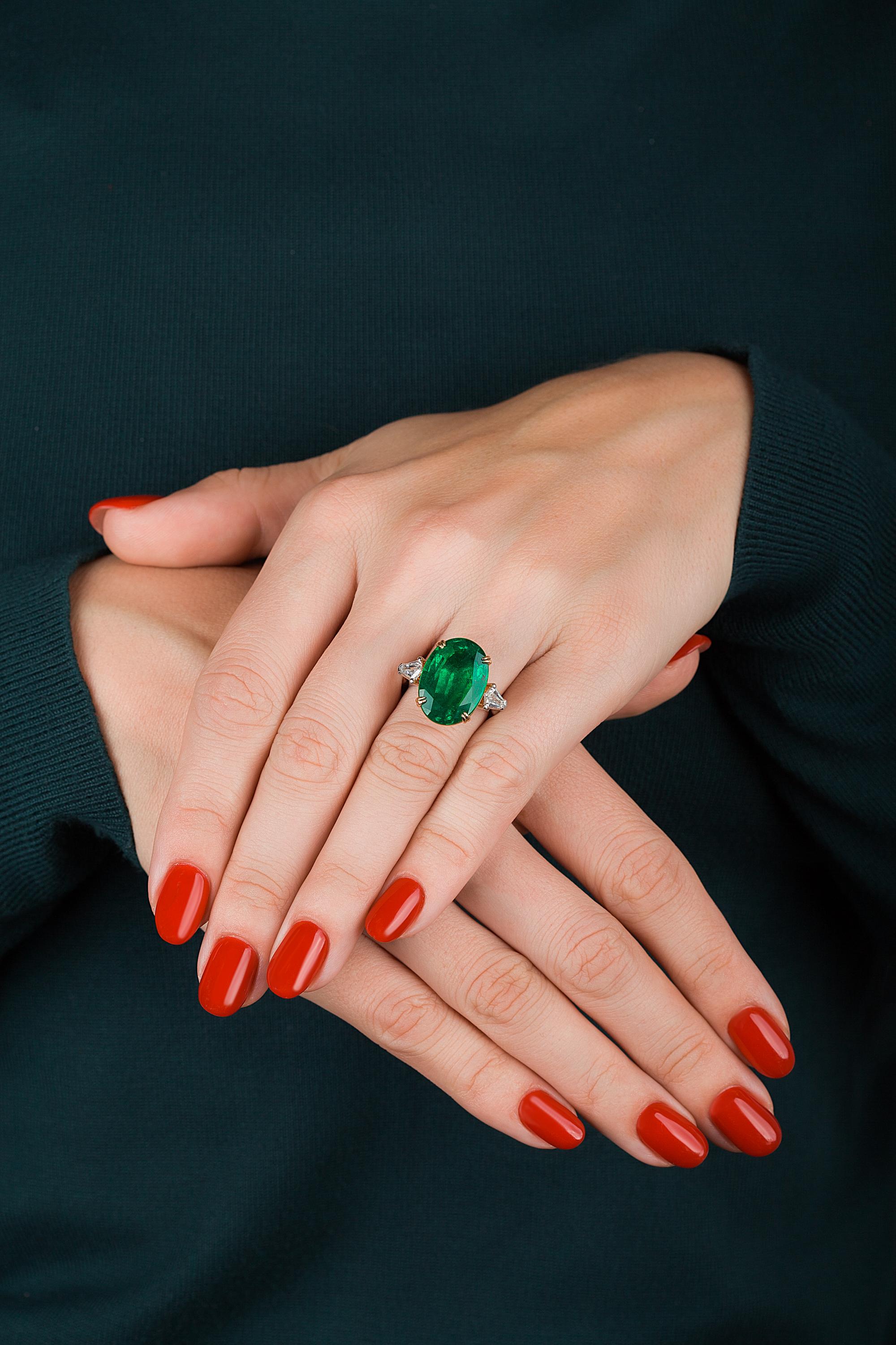 Emilio Jewelry 12,92 Karat lebhaft grüner ovaler Smaragd-Diamantring (Ovalschliff) im Angebot