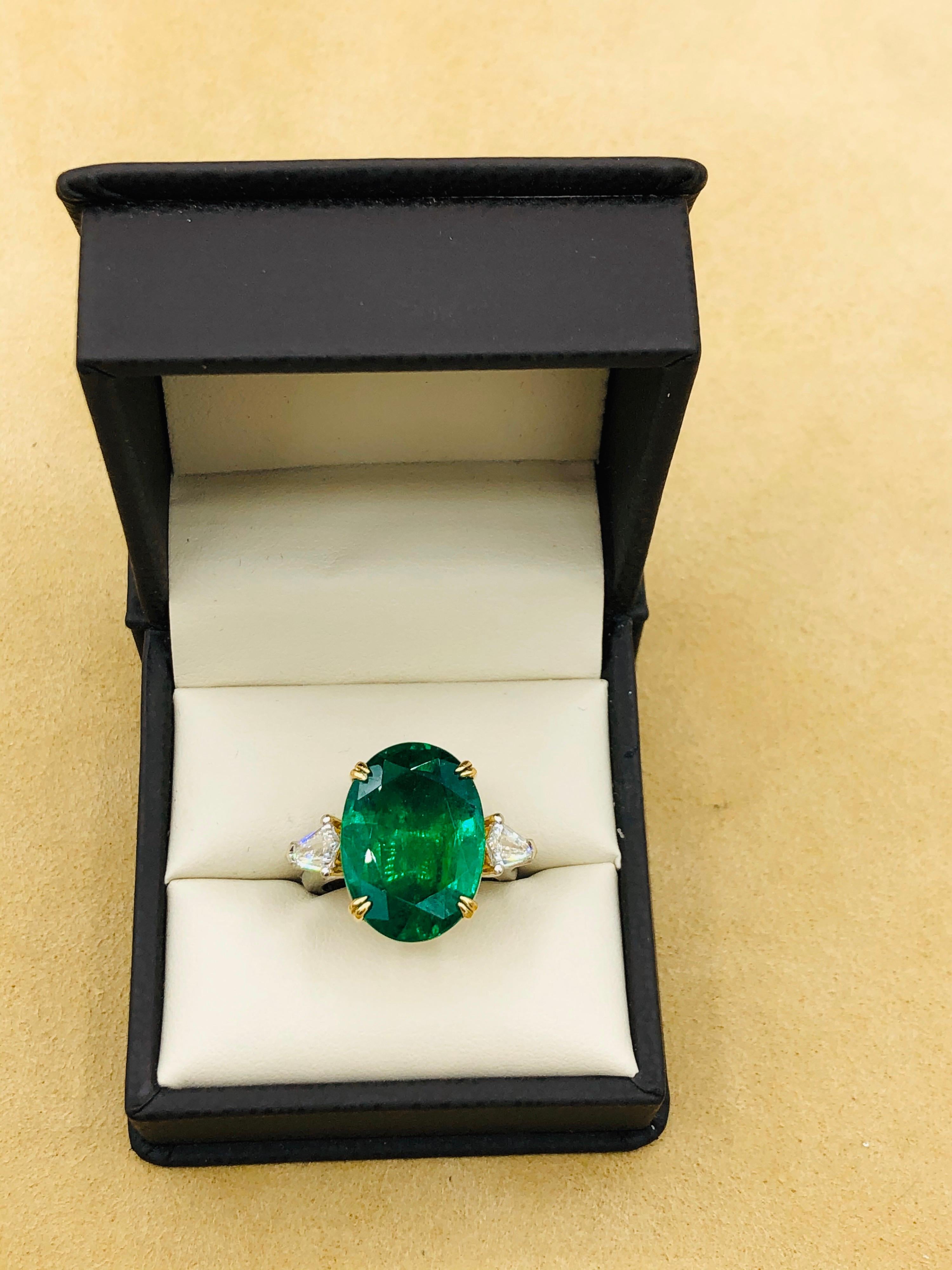 Emilio Jewelry 12,92 Karat lebhaft grüner ovaler Smaragd-Diamantring im Zustand „Neu“ im Angebot in New York, NY